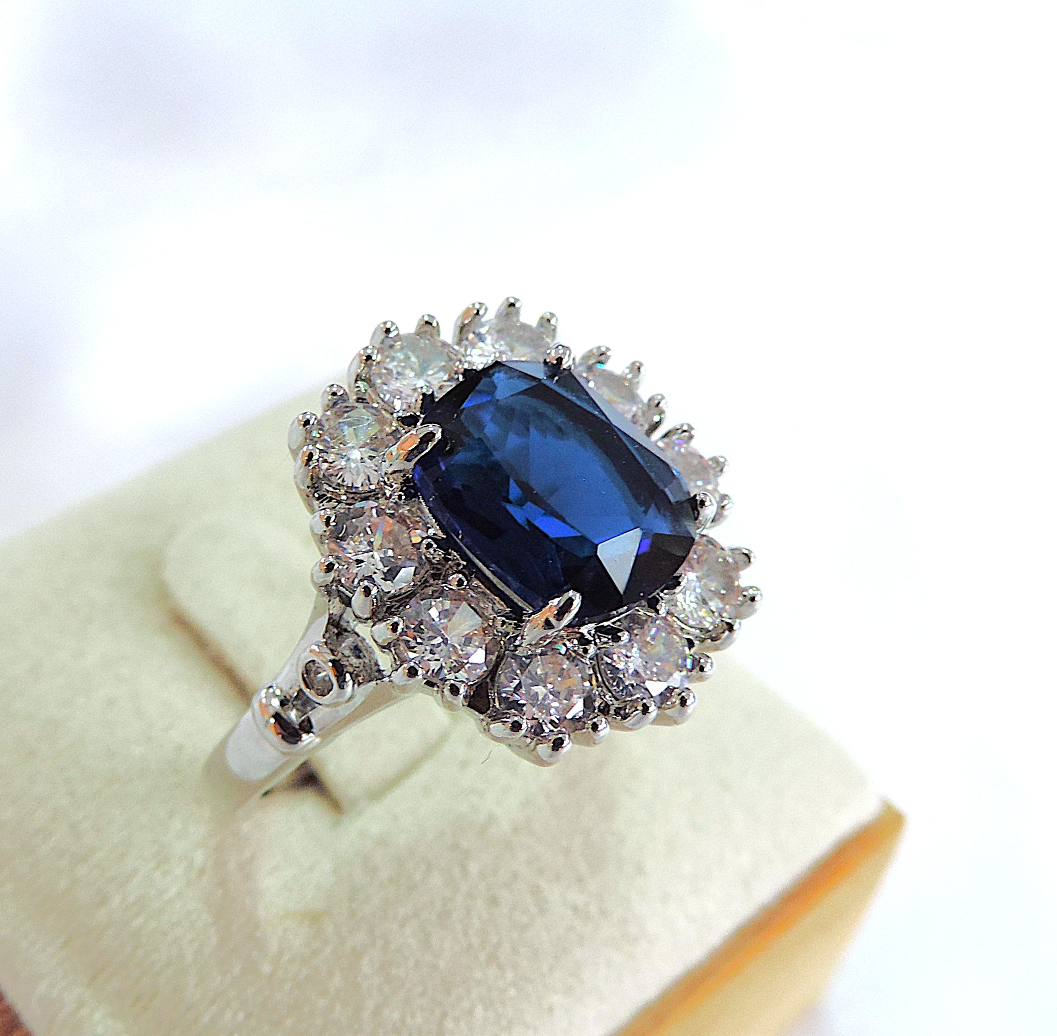 7.5 Carat Blue & White Zircon Gemstone Ring 'NEW'