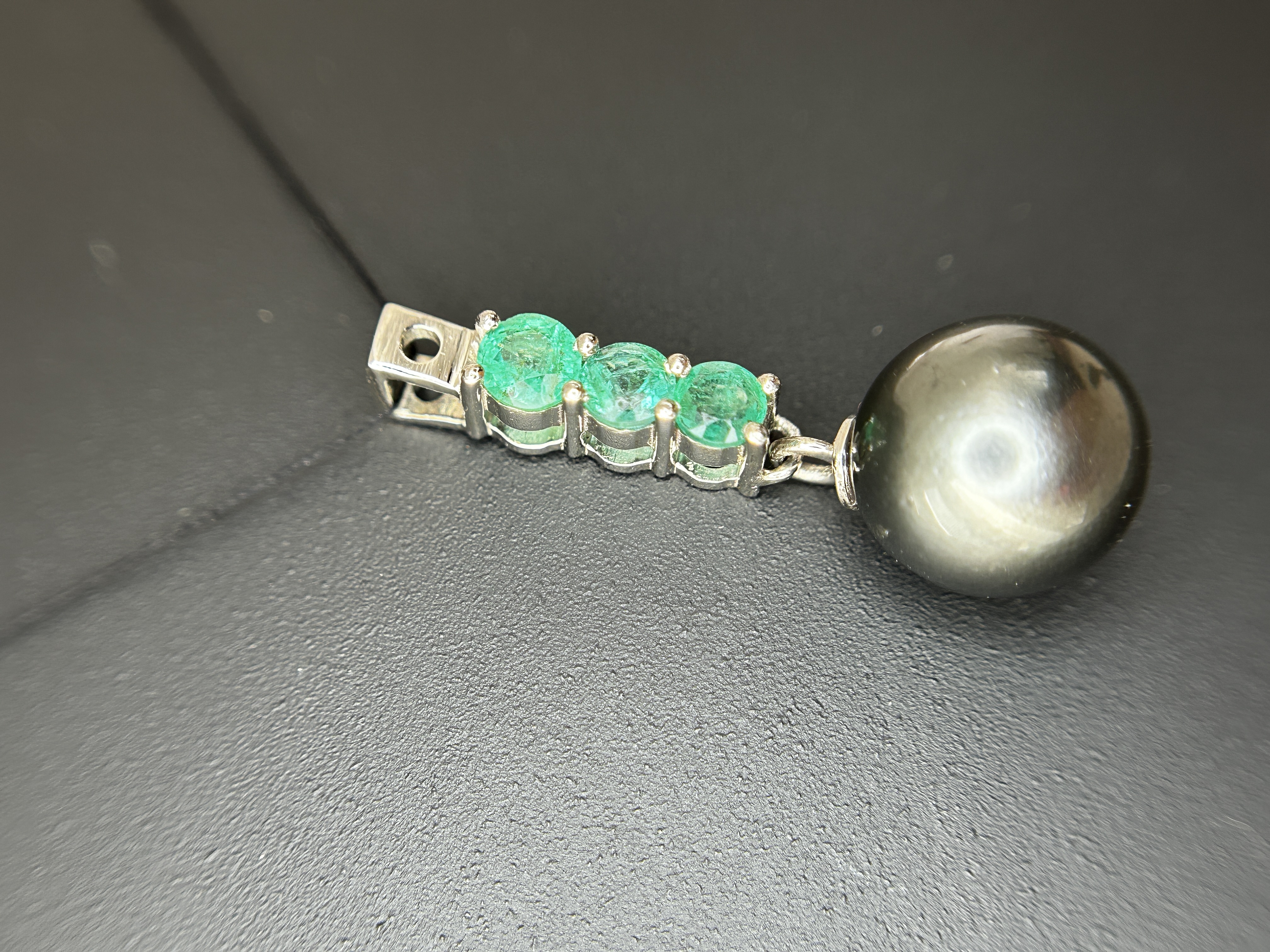Beautiful 9.25CT Natural Tahitian Pearl With Emerald & 950 Platinum Pendant