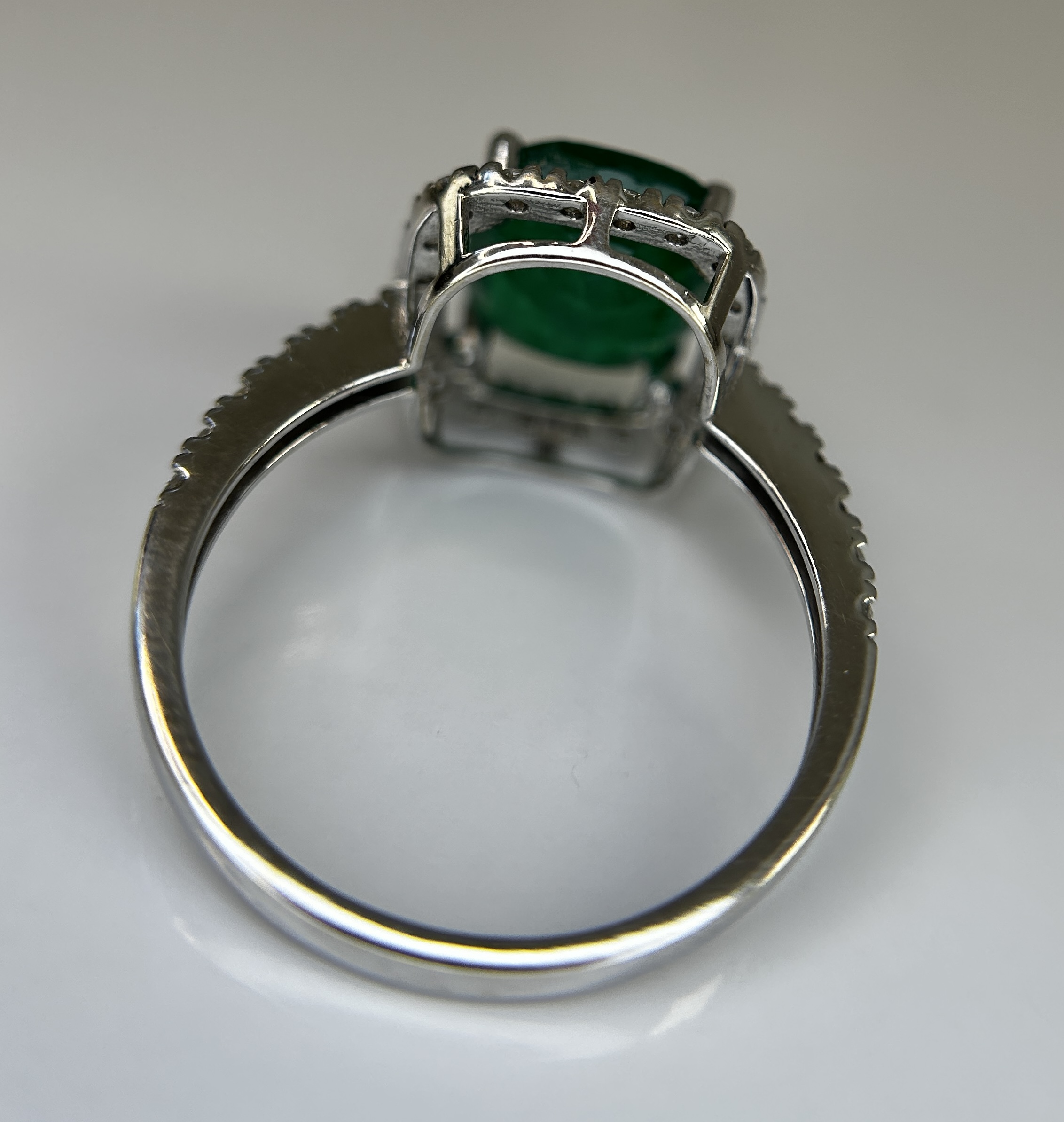 Beautiful Natural 2.81ct Emerald With Natural Diamonds & 18k Gold