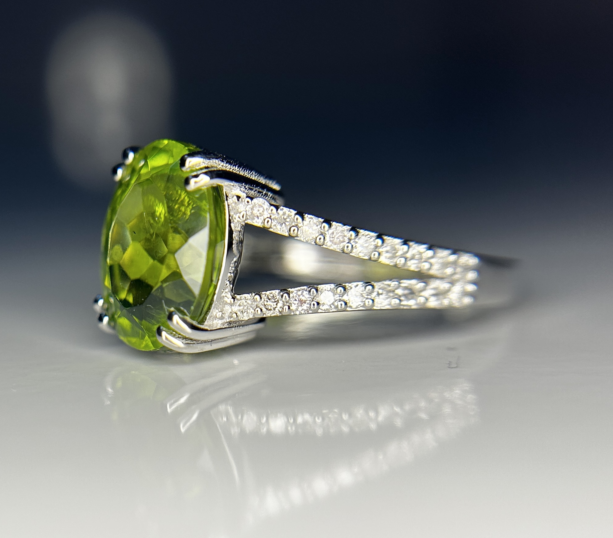 Beautiful 4.41 CT Natural Peridot With Natural Diamonds & 18k Gold