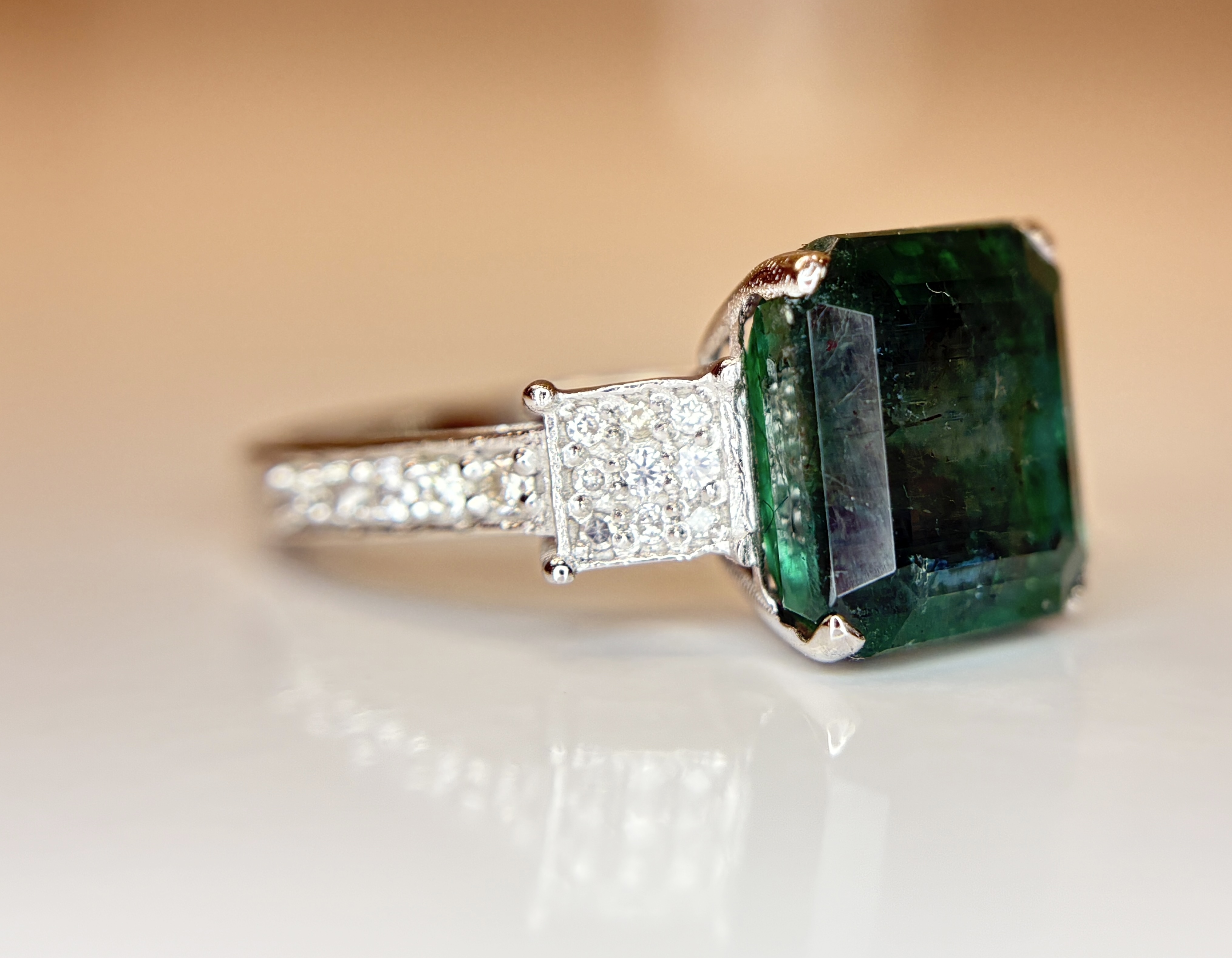 Beautiful 4.49 CT Natural Emerald With Natural Diamonds & 18k Gold
