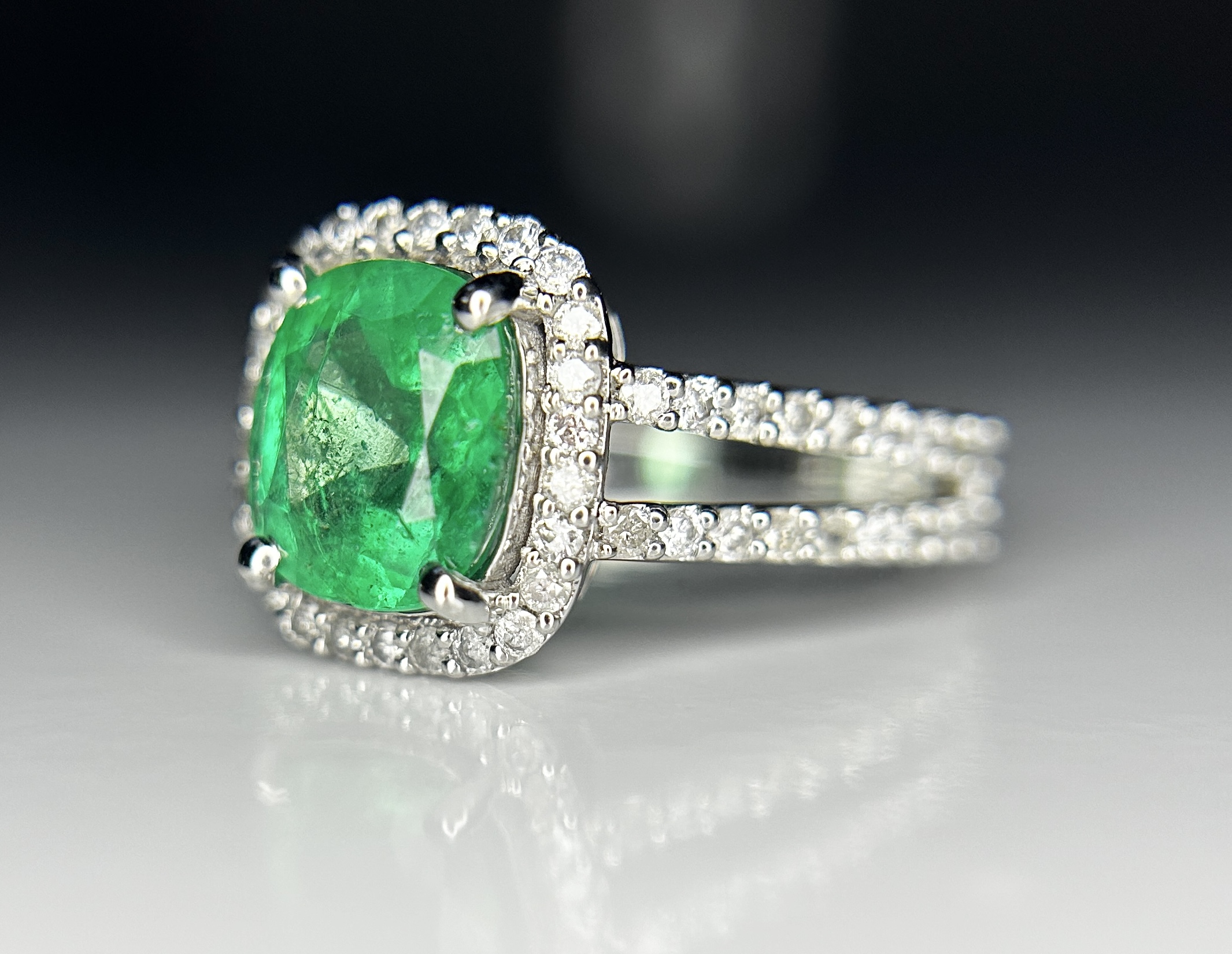Beautiful 1.64 ct Natural Emerald With Natural Diamonds & 18k Gold