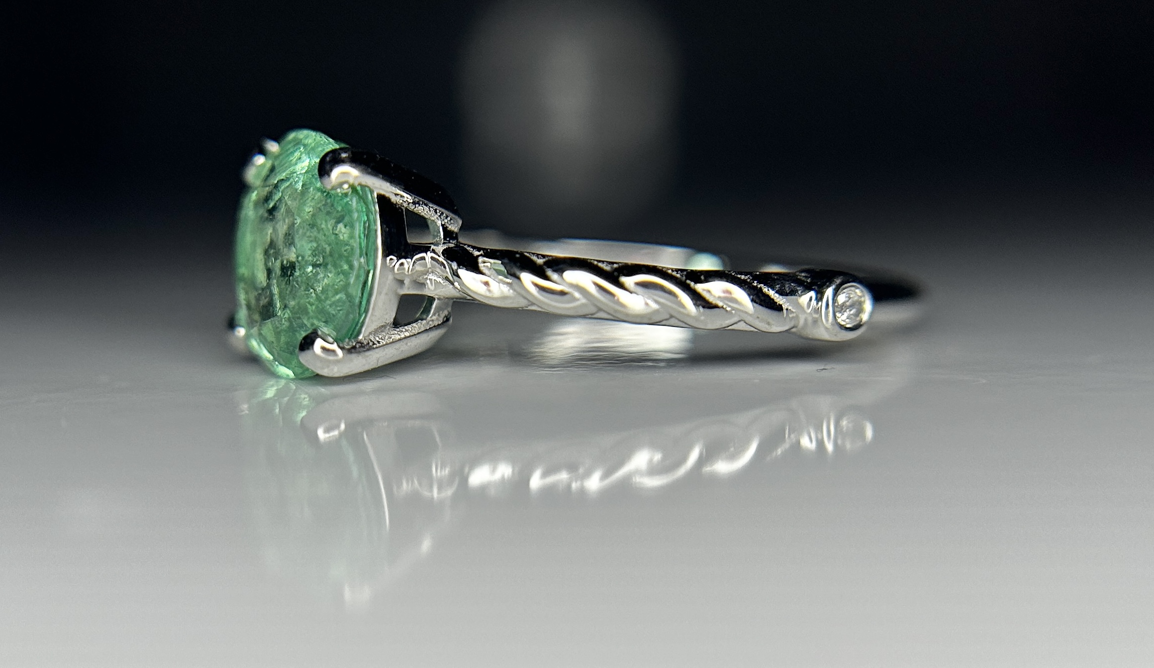 Beautiful 1.35ct Natural Emerald With Natural Diamonds & 18k Gold