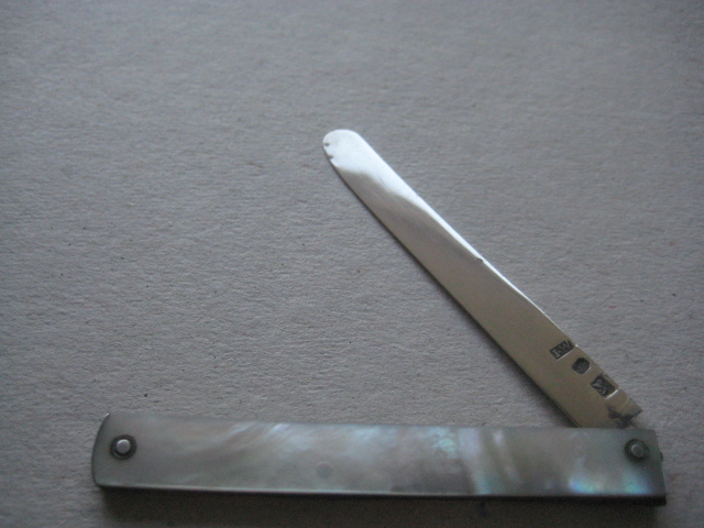 George III Mother of Pearl Hafted Silver Scimitar Bladed Folding Fruit Knife, c1784