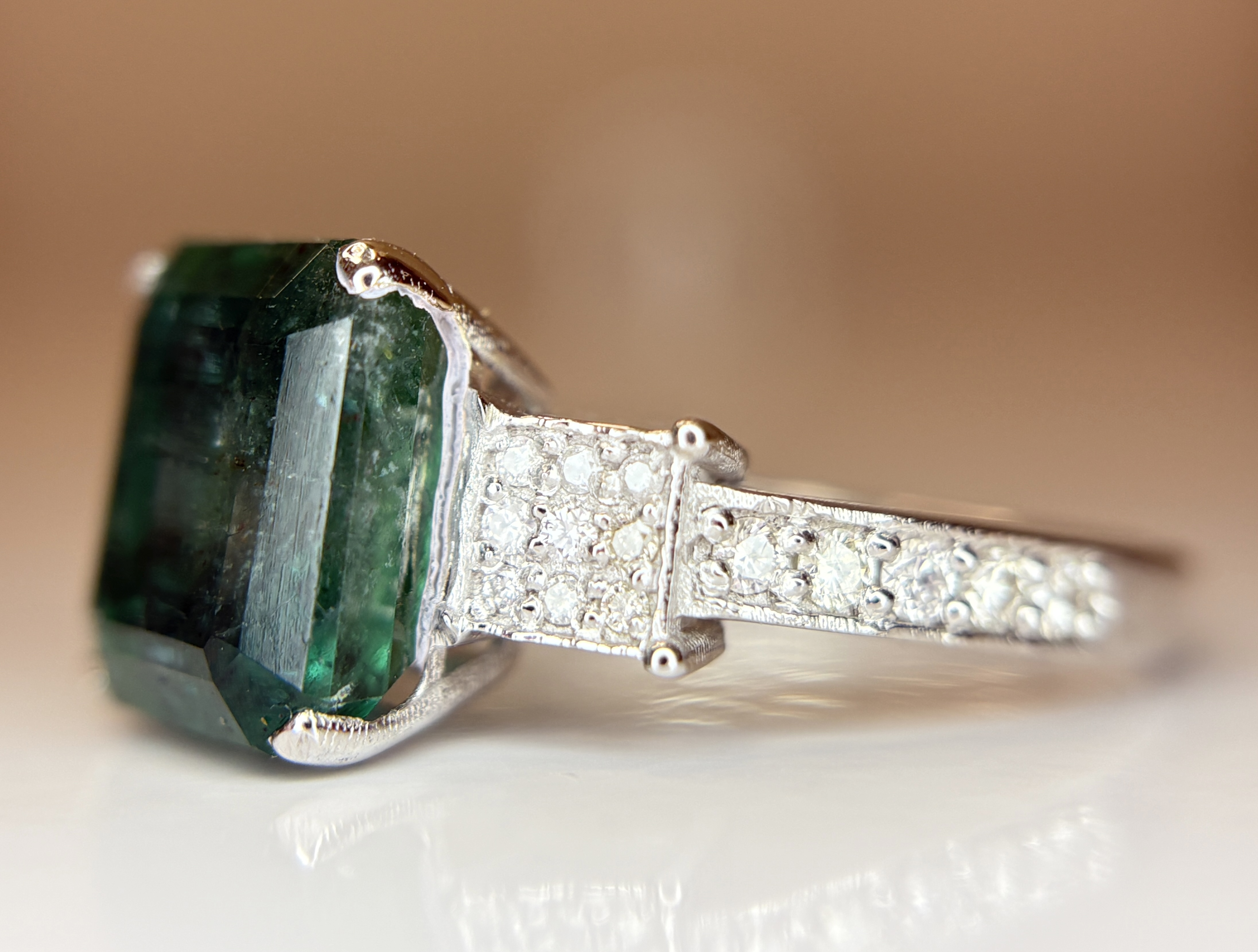 Beautiful 4.49 CT Natural Emerald With Natural Diamonds & 18k Gold