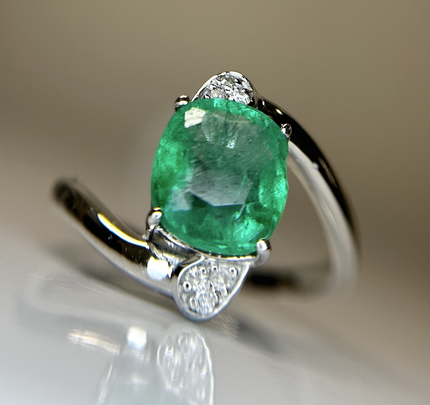Beautiful Natural Emerald 2.19 Ct With Natural Diamonds & 18k Gold