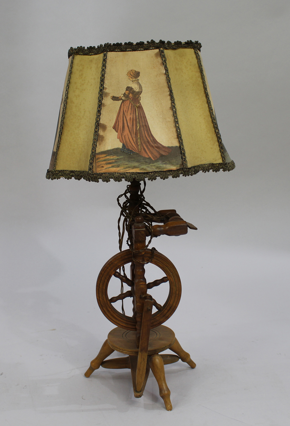 Spinning Wheel Form Table Lamp
