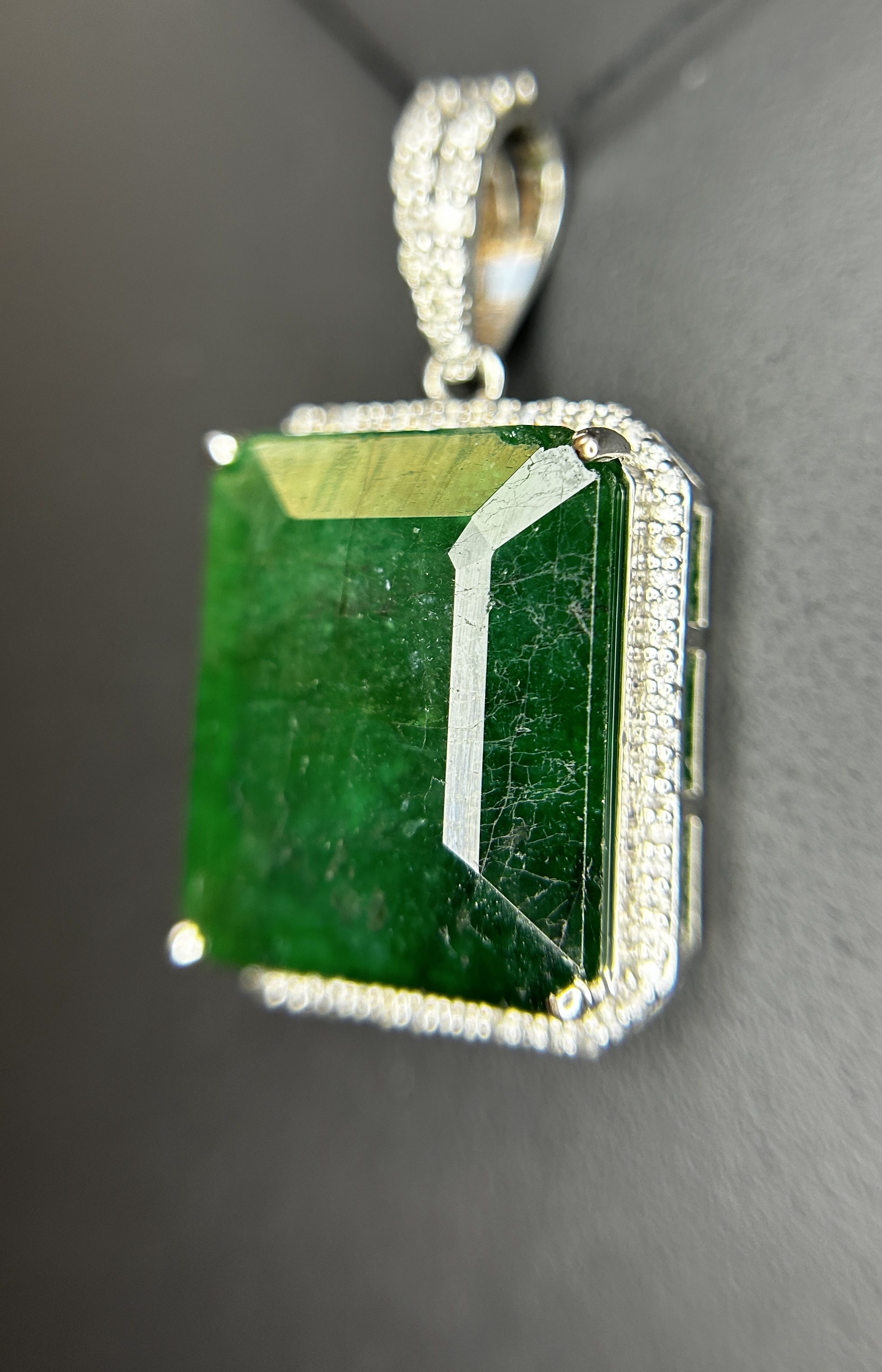 Beautiful 14.39 ct Natural Emerald With Natural Diamonds & 18k Gold