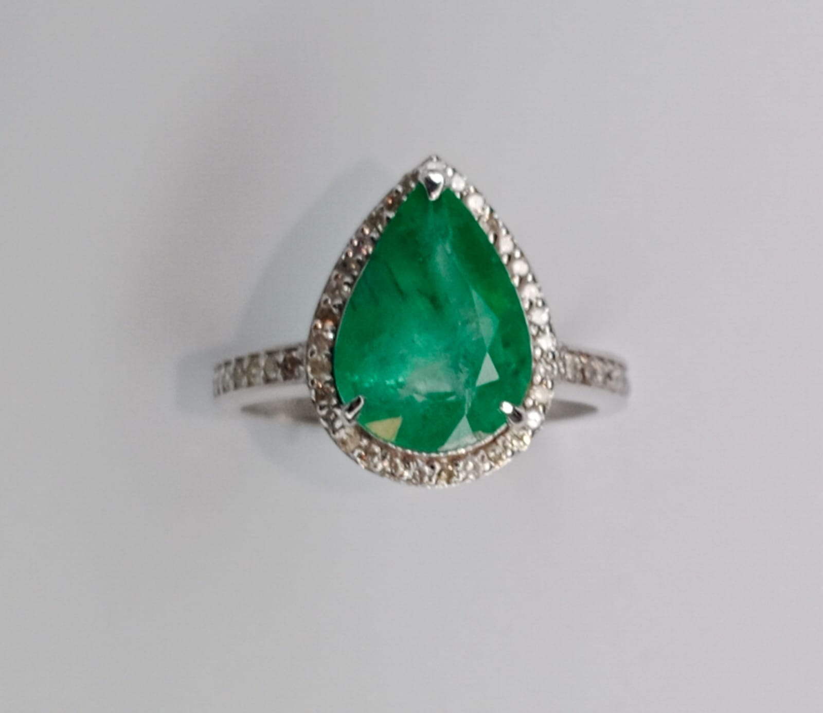 Beautiful 3.06 CT Natural Emerald With Natural Diamonds & 18kGold