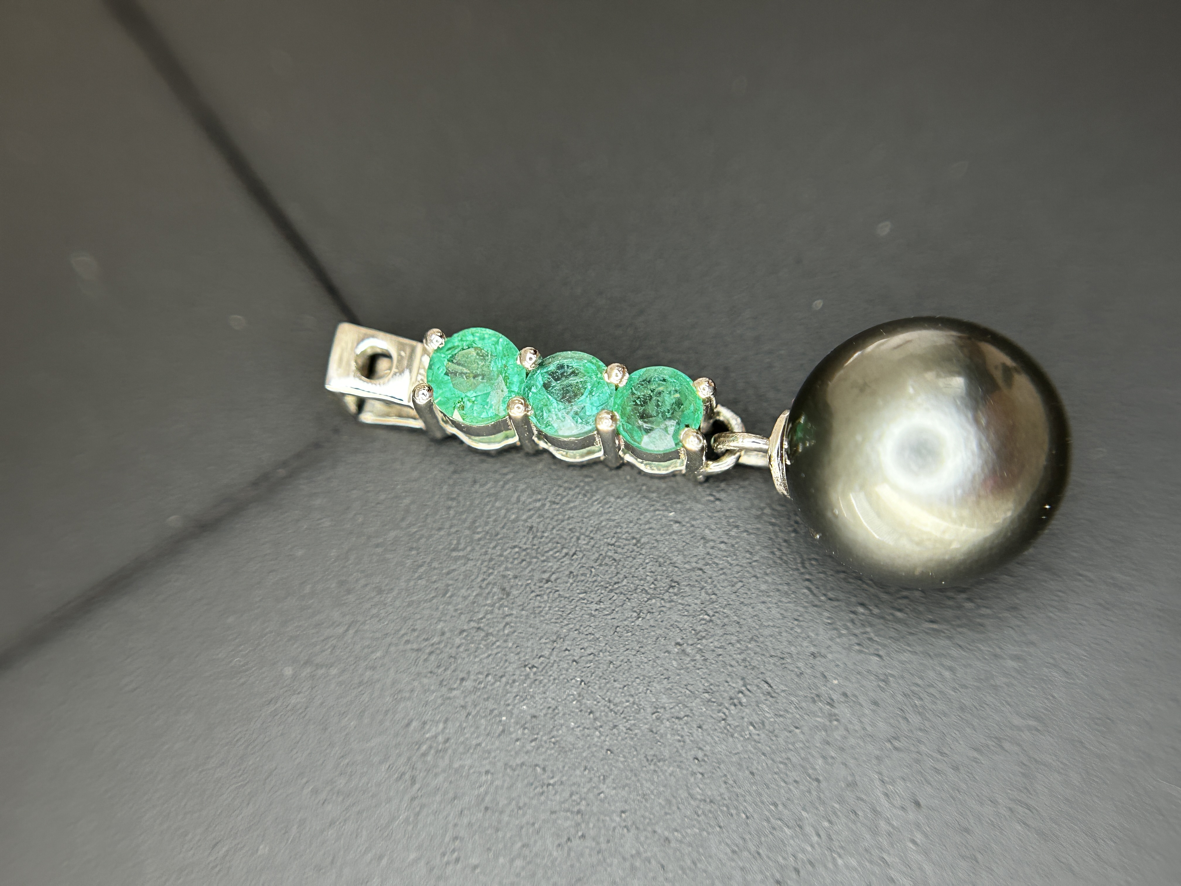 Beautiful 9.25CT Natural Tahitian Pearl With Emerald & 950 Platinum Pendant