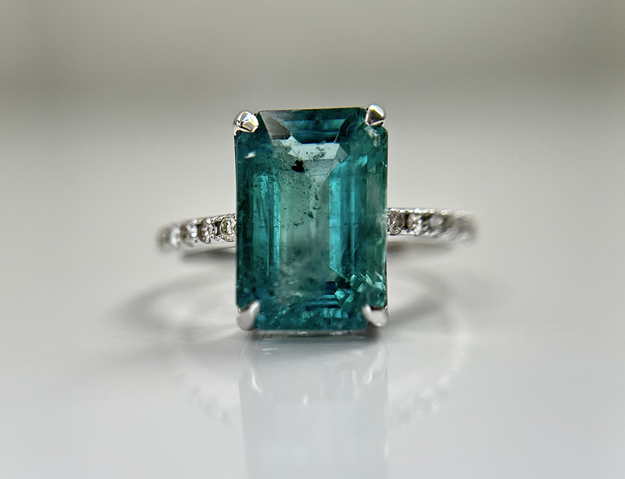 Beautiful Natural Emerald 4.26 CT With Natural Diamonds & 18k Gold