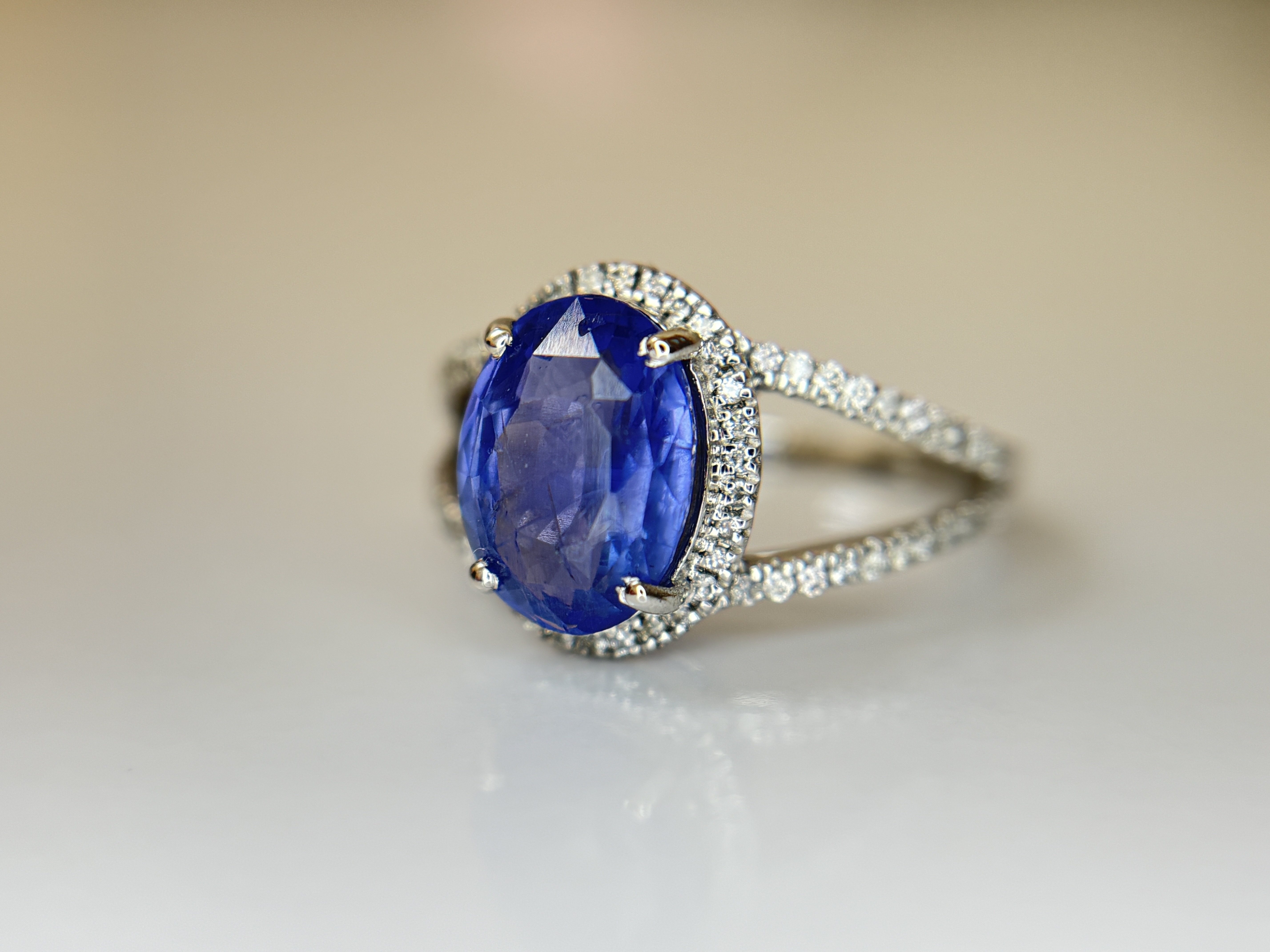 Beautiful 2.83 CT Natural Ceylon Cornflour Blue Sapphire Diamonds & 18k Gold