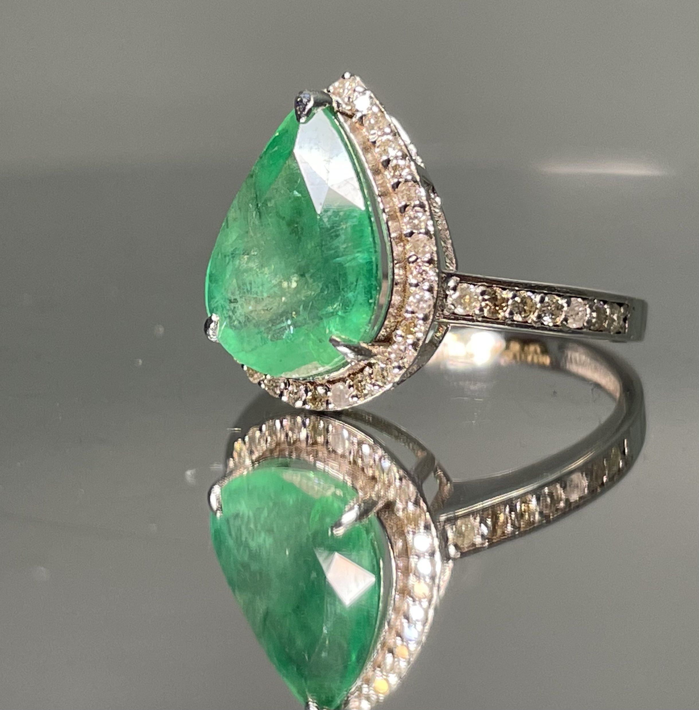 Beautiful 3.06 CT Natural Emerald With Natural Diamonds & 18kGold