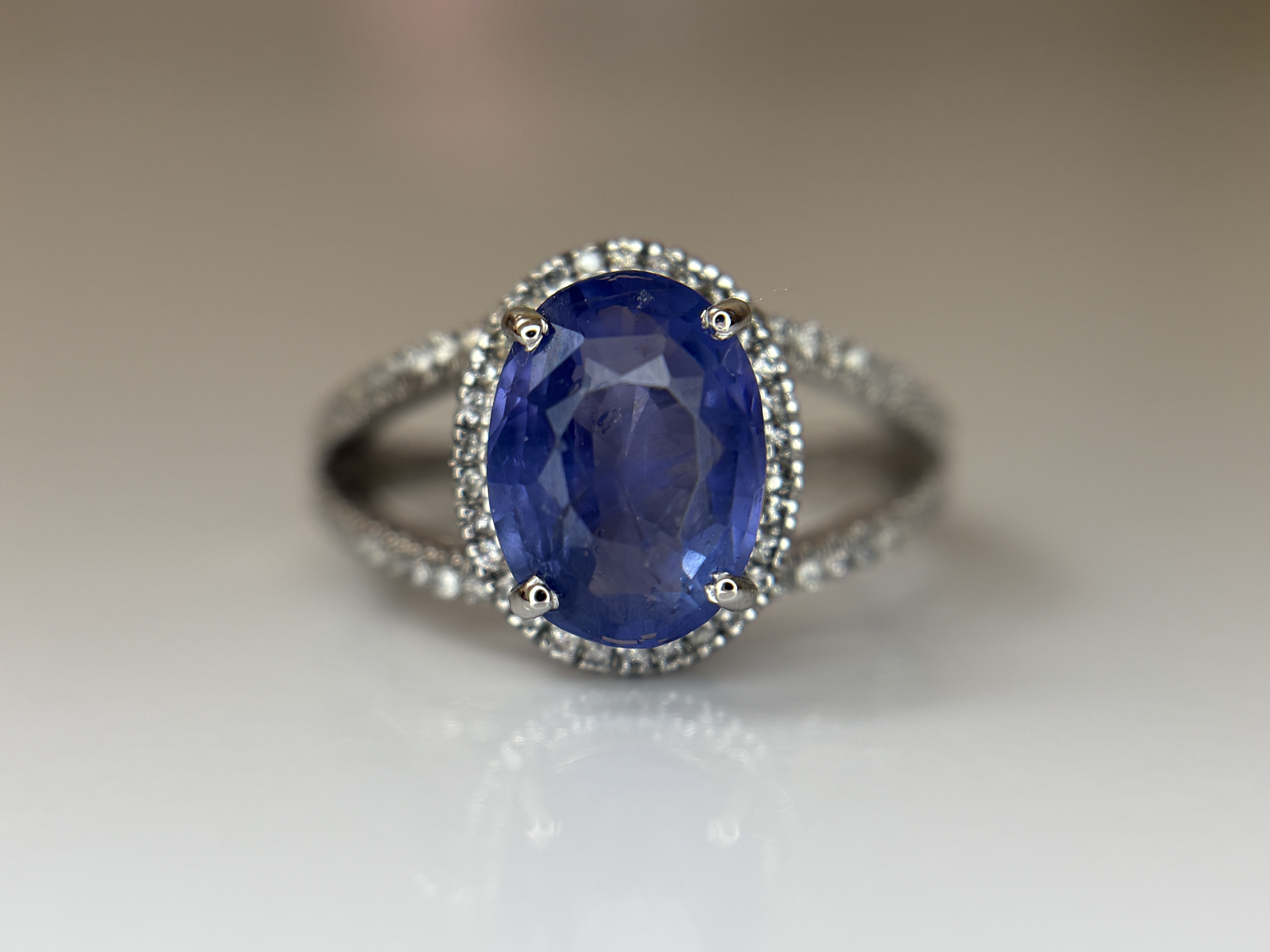 Beautiful 2.83 CT Natural Ceylon Cornflour Blue Sapphire Diamonds & 18k Gold