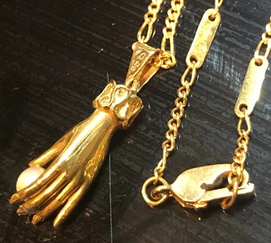 Carrera Y Carrera 18ct Yellow Gold Hand Necklace Pendant 7 Diamonds Pearl Spain