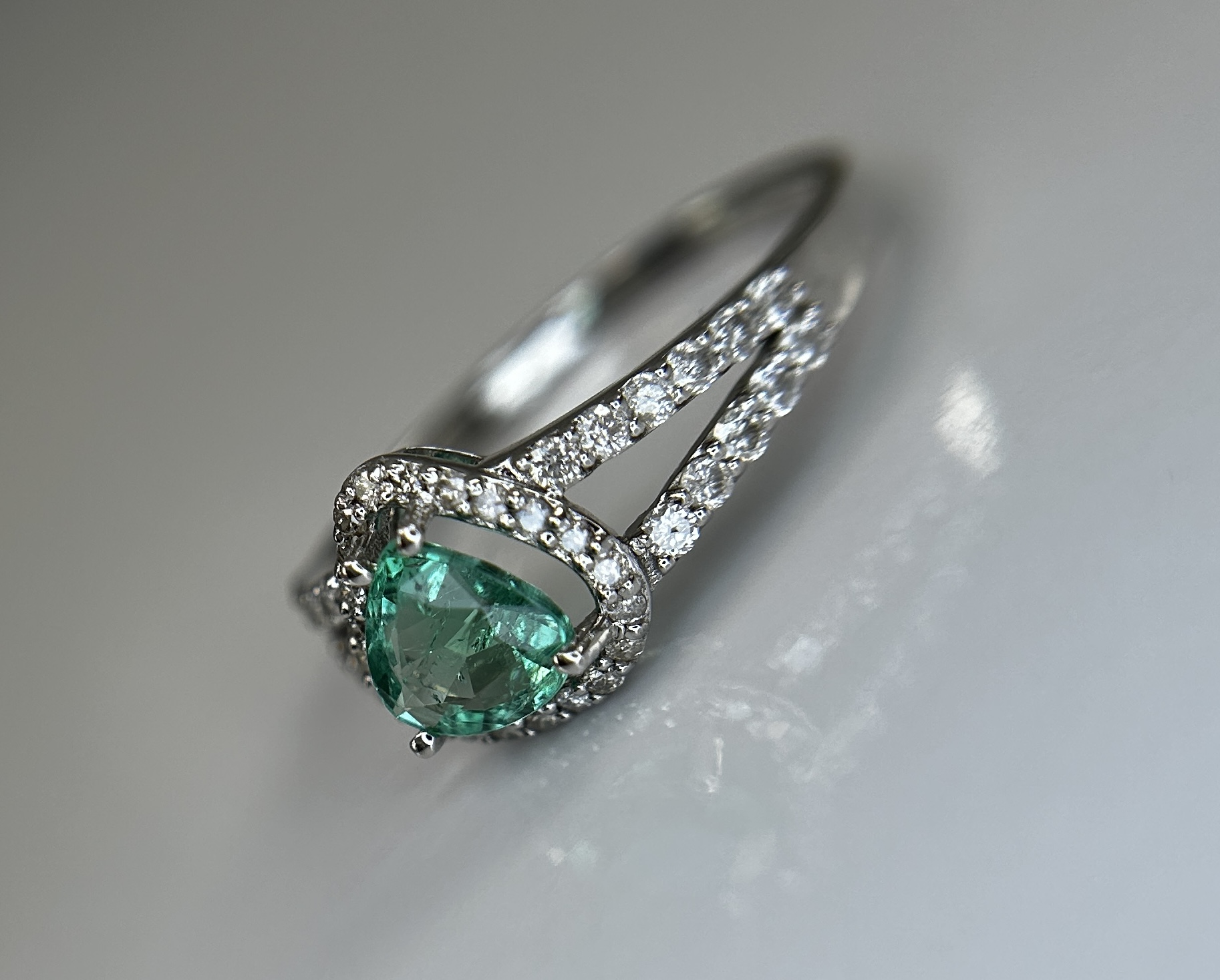 Beautiful Natural Emerald 0.66 CT With Natural Diamonds & 18k Gold