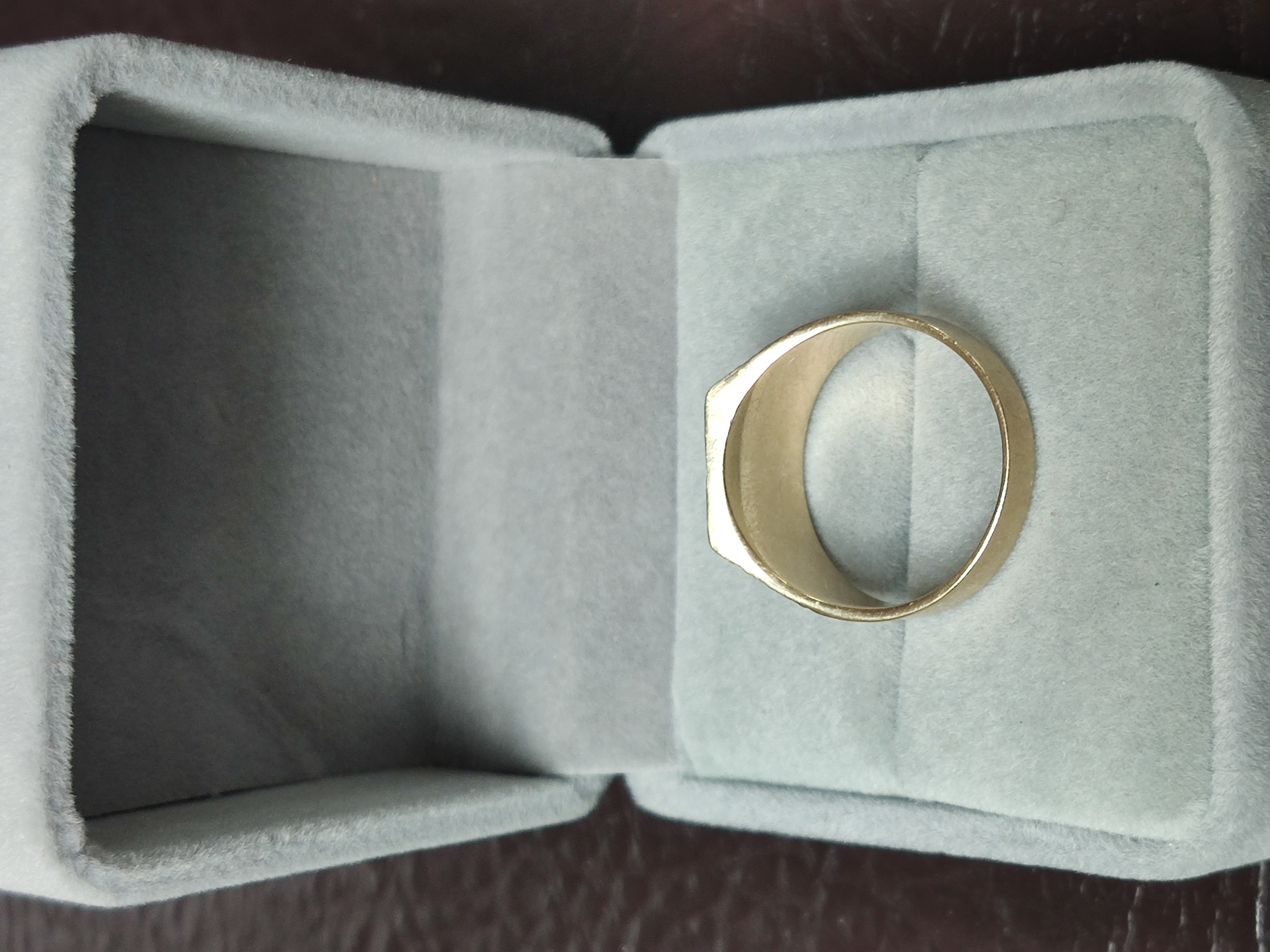 9ct gold gent's ring. Size T ½.