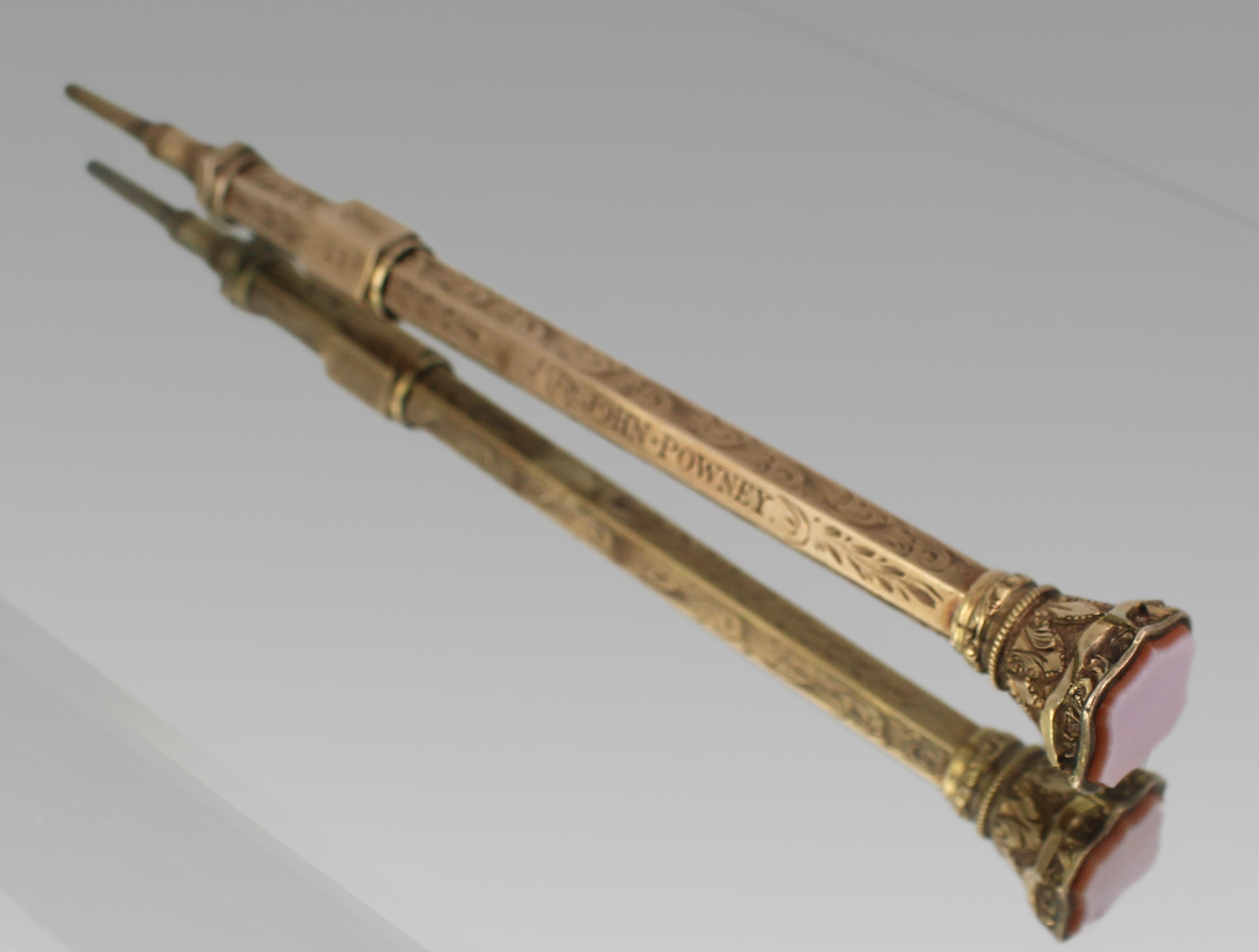 Victorian 9ct Gold Propelling Pencil & Hardstone Fob Seal