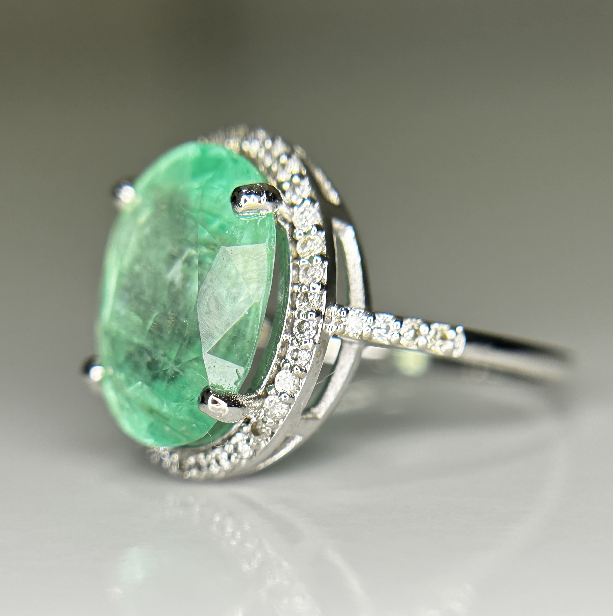 Beautiful 4.24CT Untreated Natural Columbian Emerald Ring, Diamonds & 18k Gold