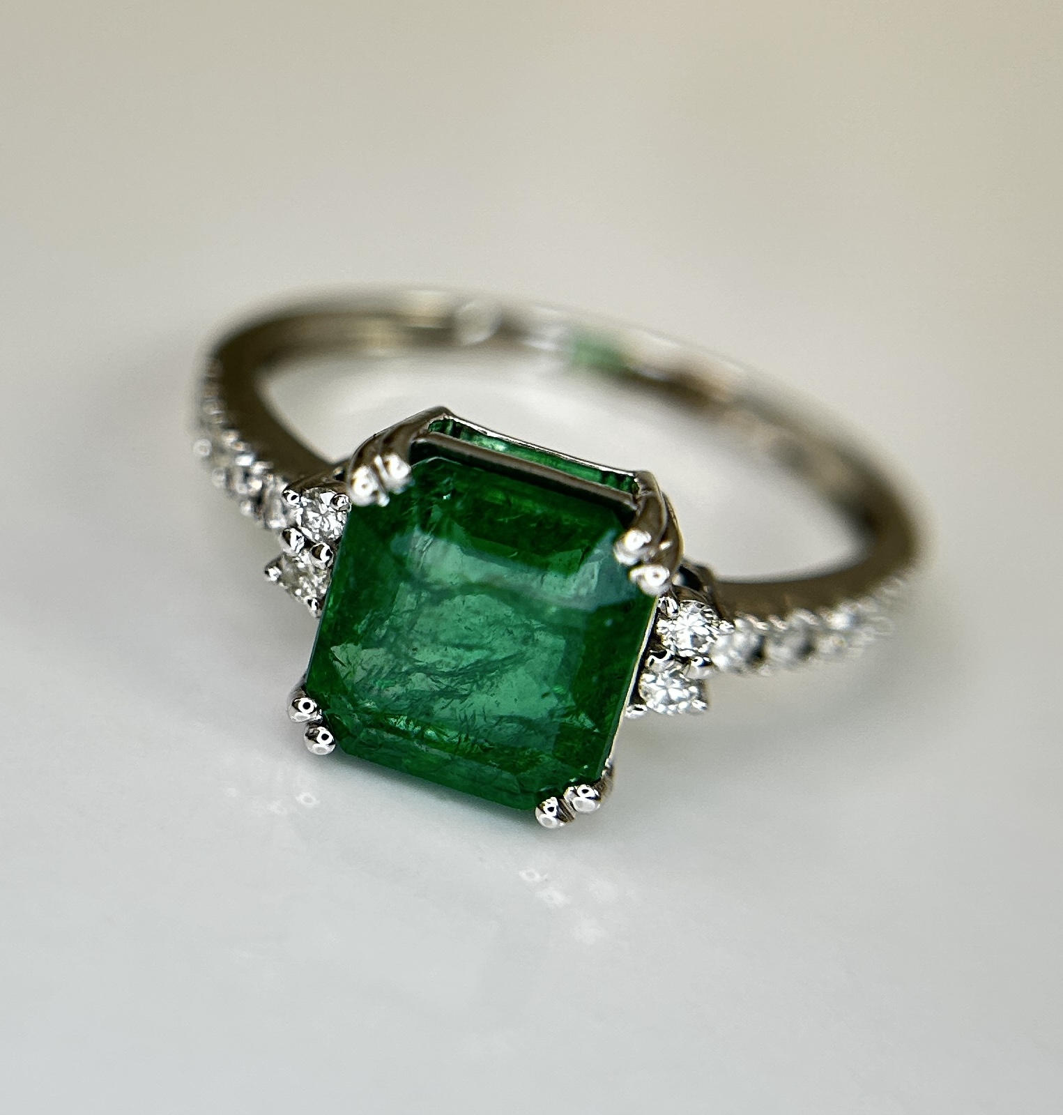 Beautiful Natural Emerald 2.30 CT With Natural Diamonds & 18k Gold