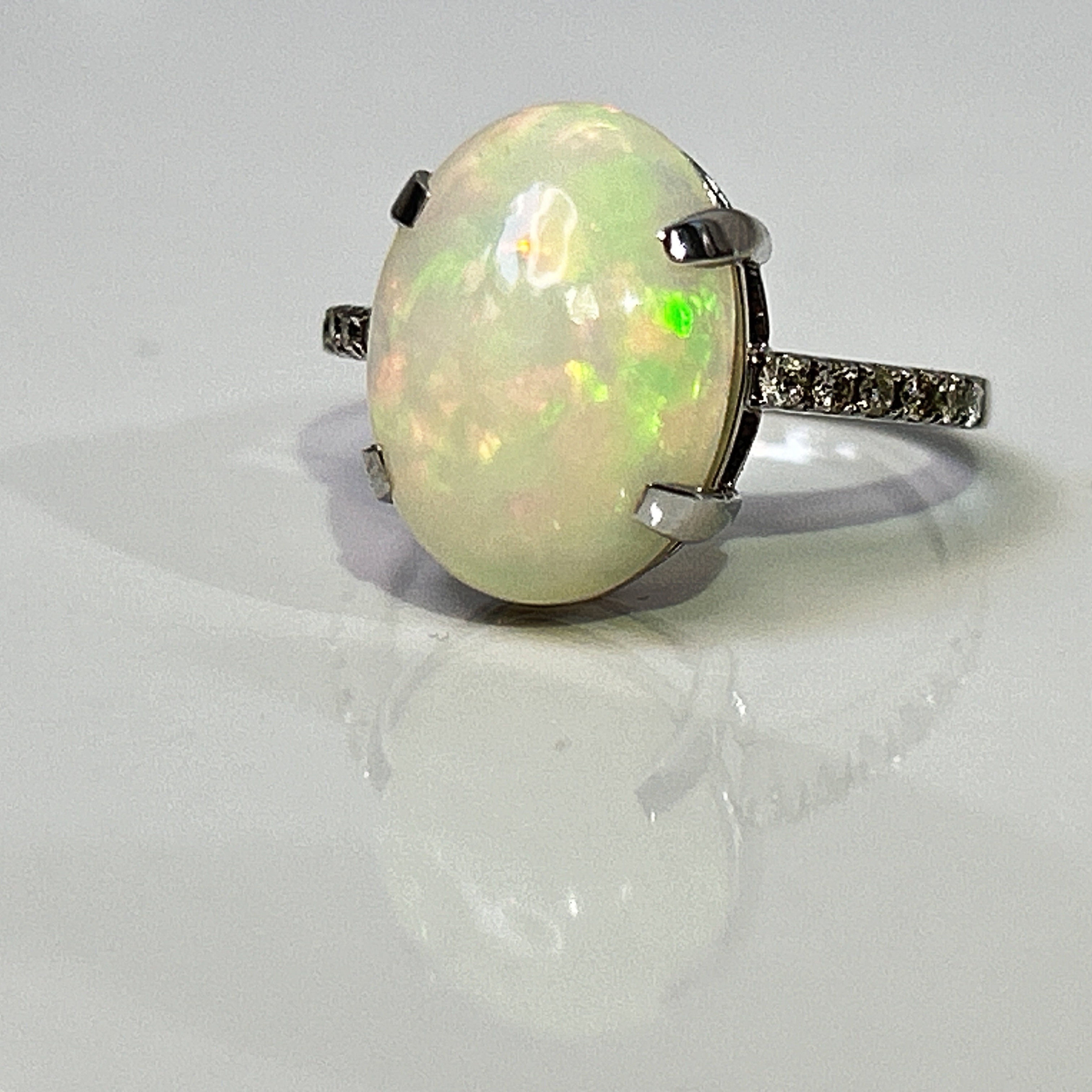 Beautiful Natural Opal 3.86 CT Ring With Natural Diamond and 18k Gold