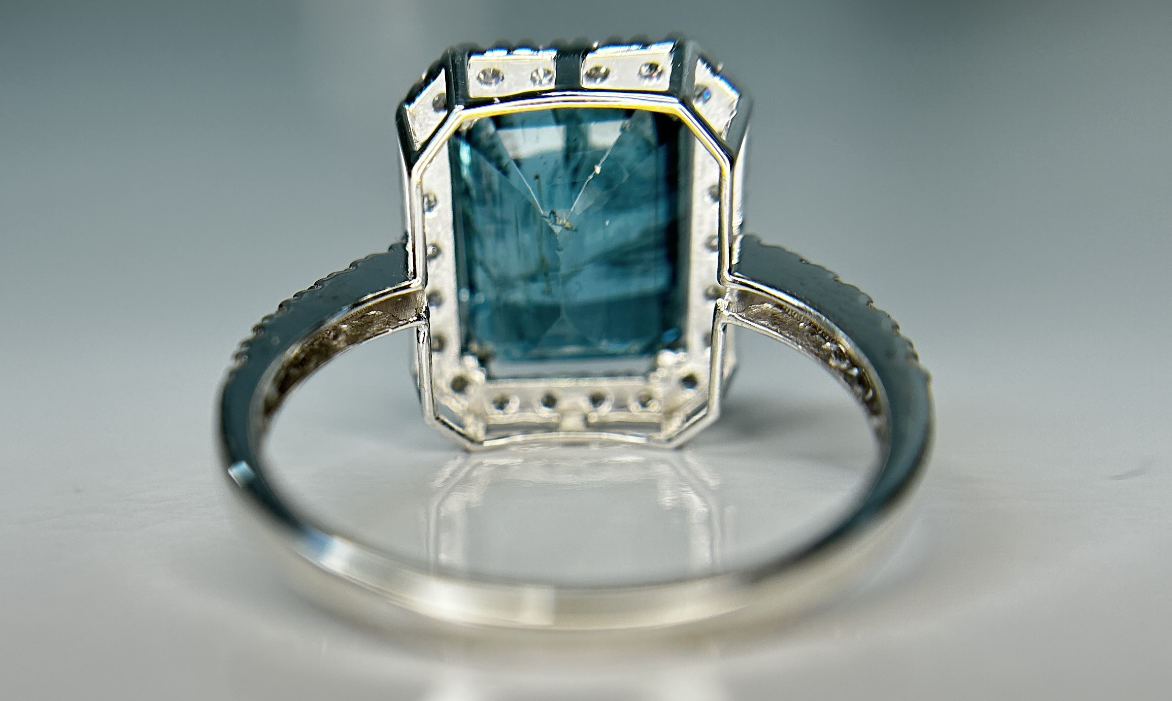 Beautiful Natural Emerald 4.27 CT With Natural Diamonds & 18k Gold