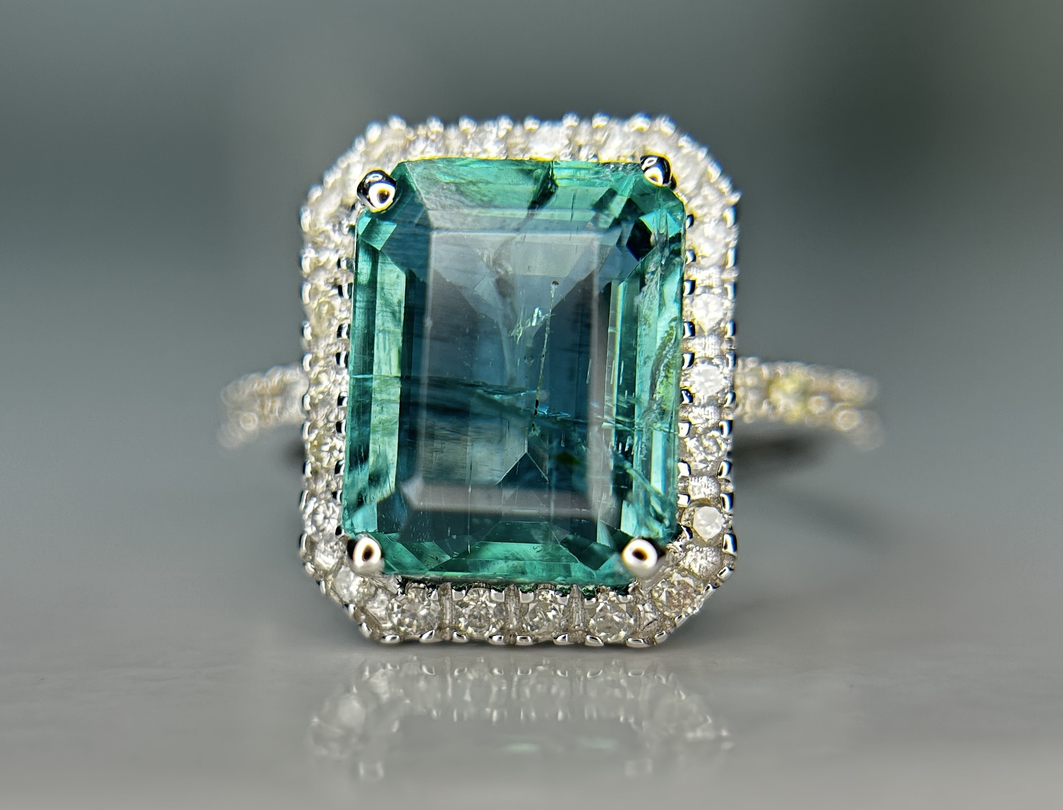 Beautiful Natural Emerald 4.27 CT With Natural Diamonds & 18k Gold