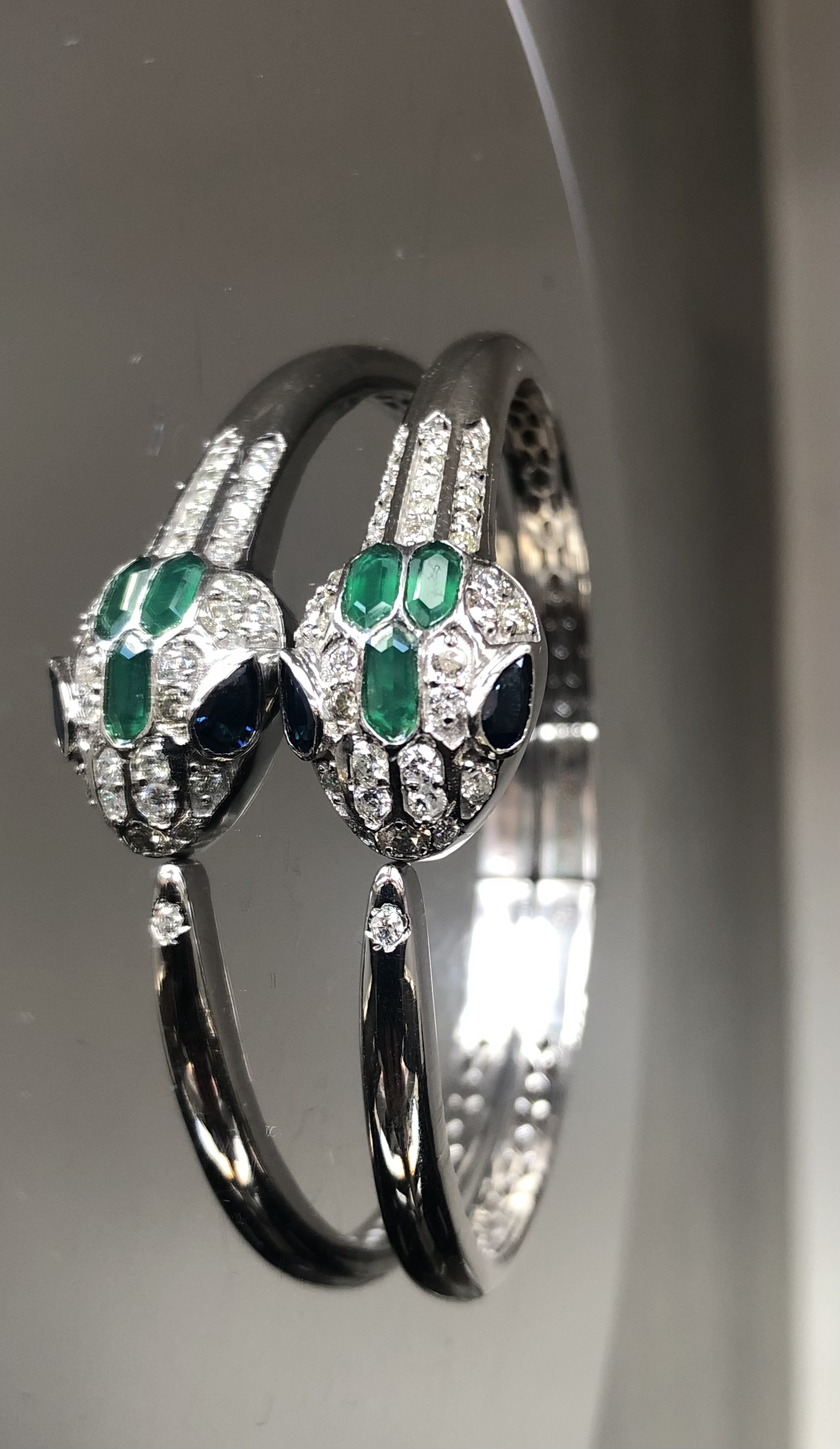 Beautiful Natural Diamond, Blue Sapphire and Green Onyx Snake Bracelet With 18k White Gold
