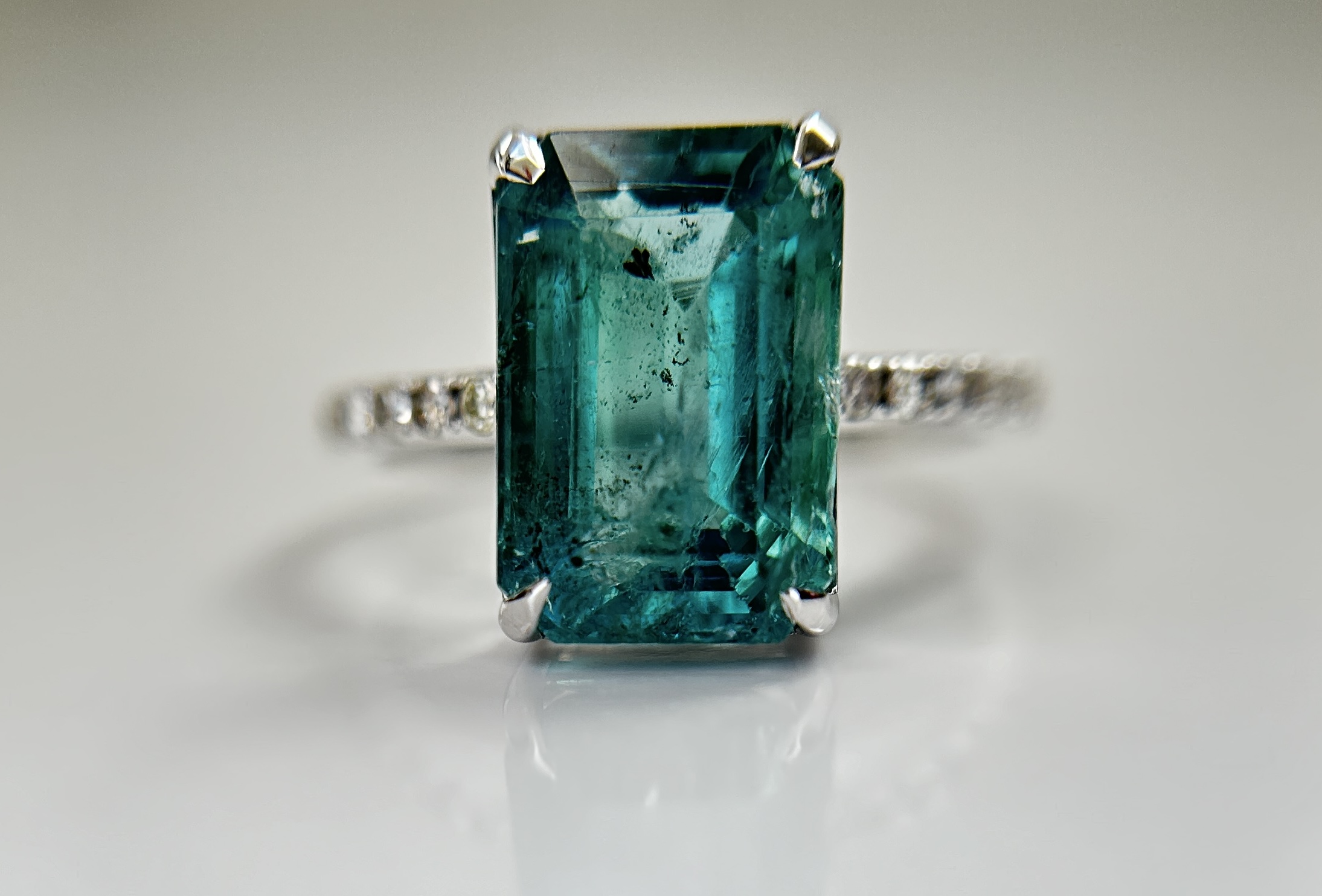 Beautiful Natural Emerald 4.26 CT With Natural Diamonds & 18k Gold