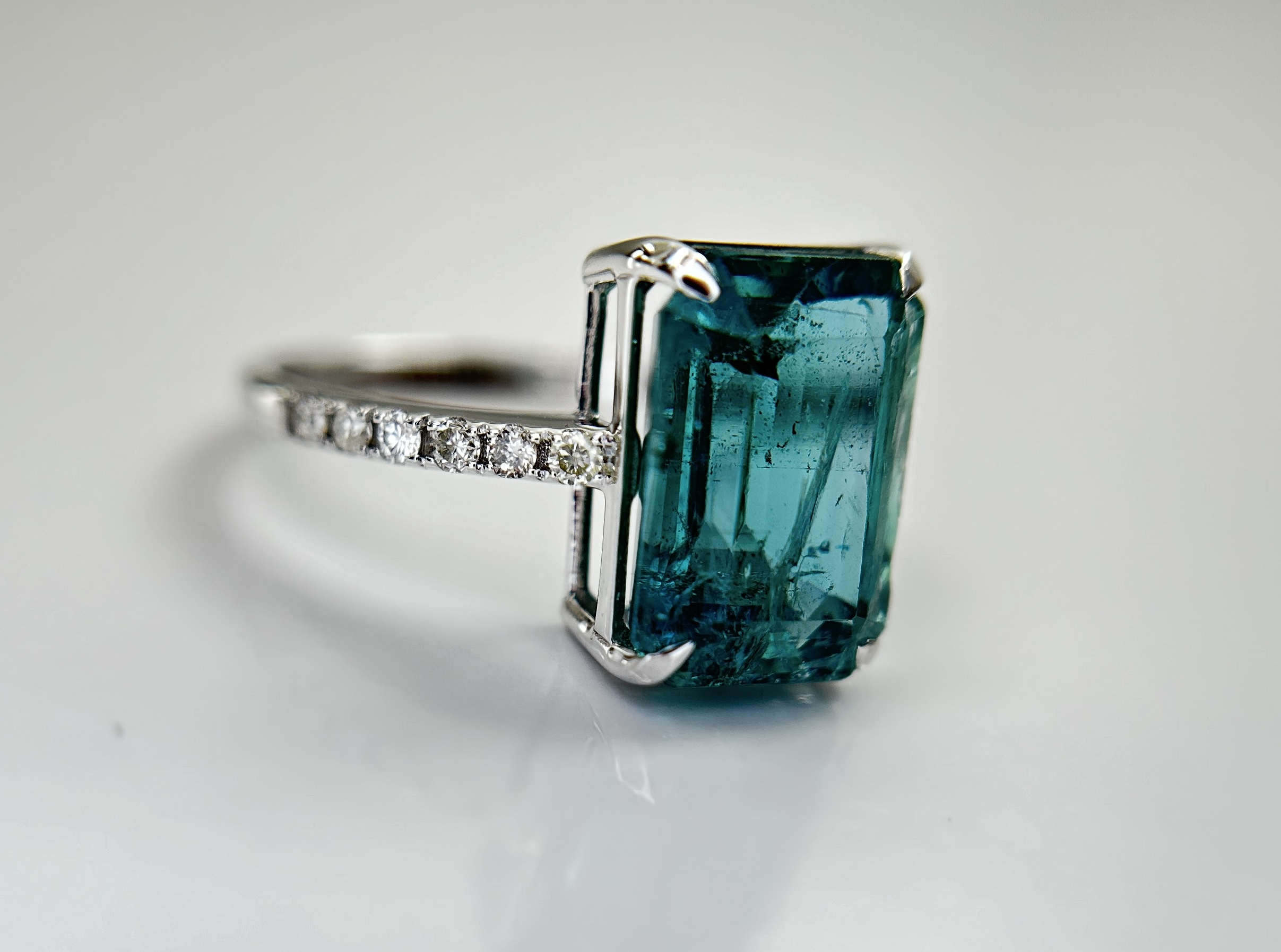 Beautiful Natural Emerald 4.26 CT With Natural Diamonds & 18k Gold