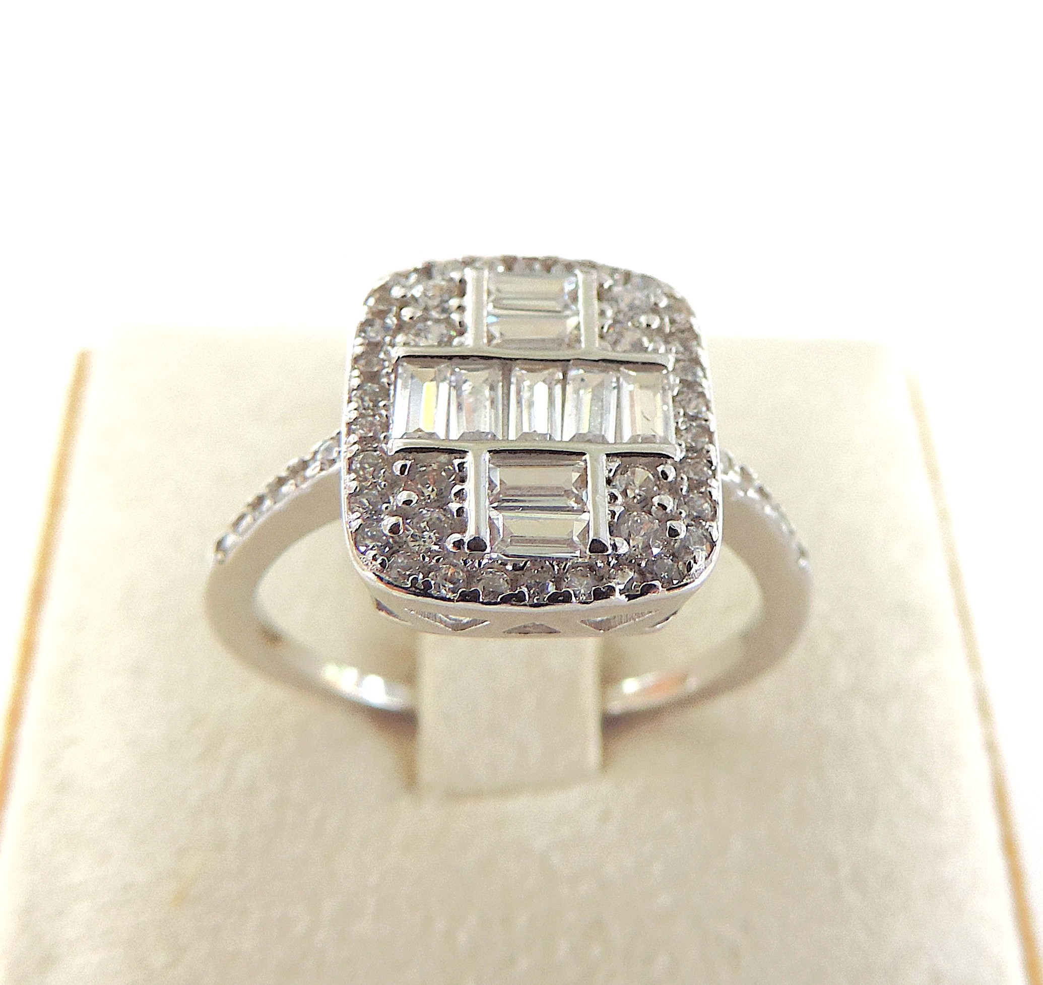925 Silver White Zircon Gemstone Ring 'New'