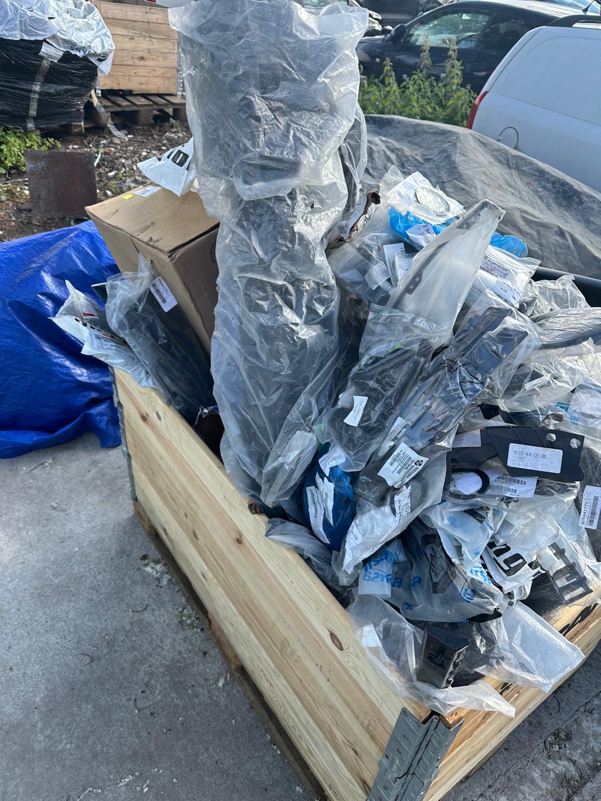 Pallet of Miscellaneous Car Parts Automotive Body Parts RRP £1200