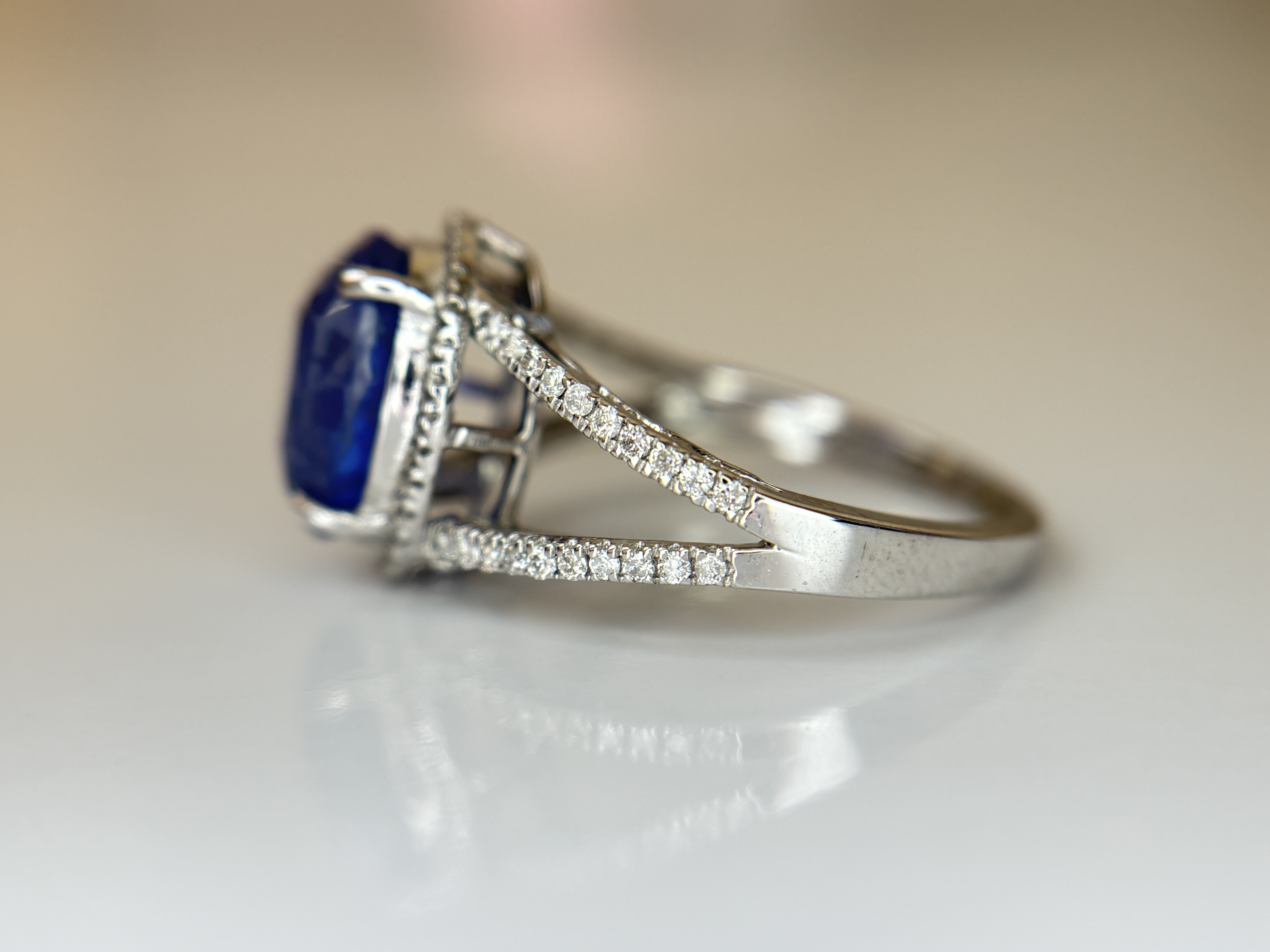 Beautiful 2.83 CT Natural Ceylon Cornflour Blue Sapphire Diamonds & 18k Gold