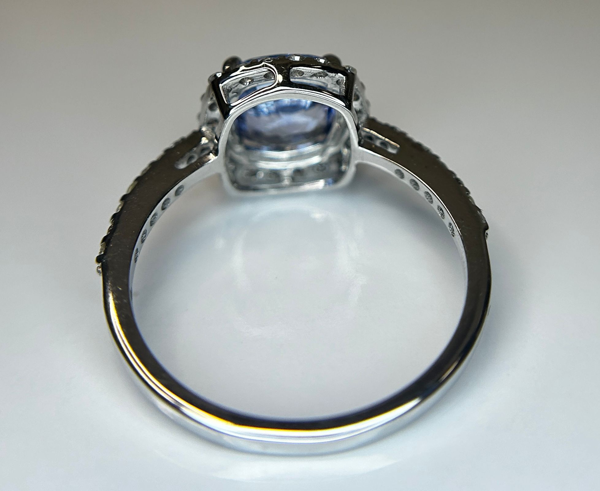 1.94 CT Ceylon Cornflour Blue Sapphire Diamonds & 18k Gold