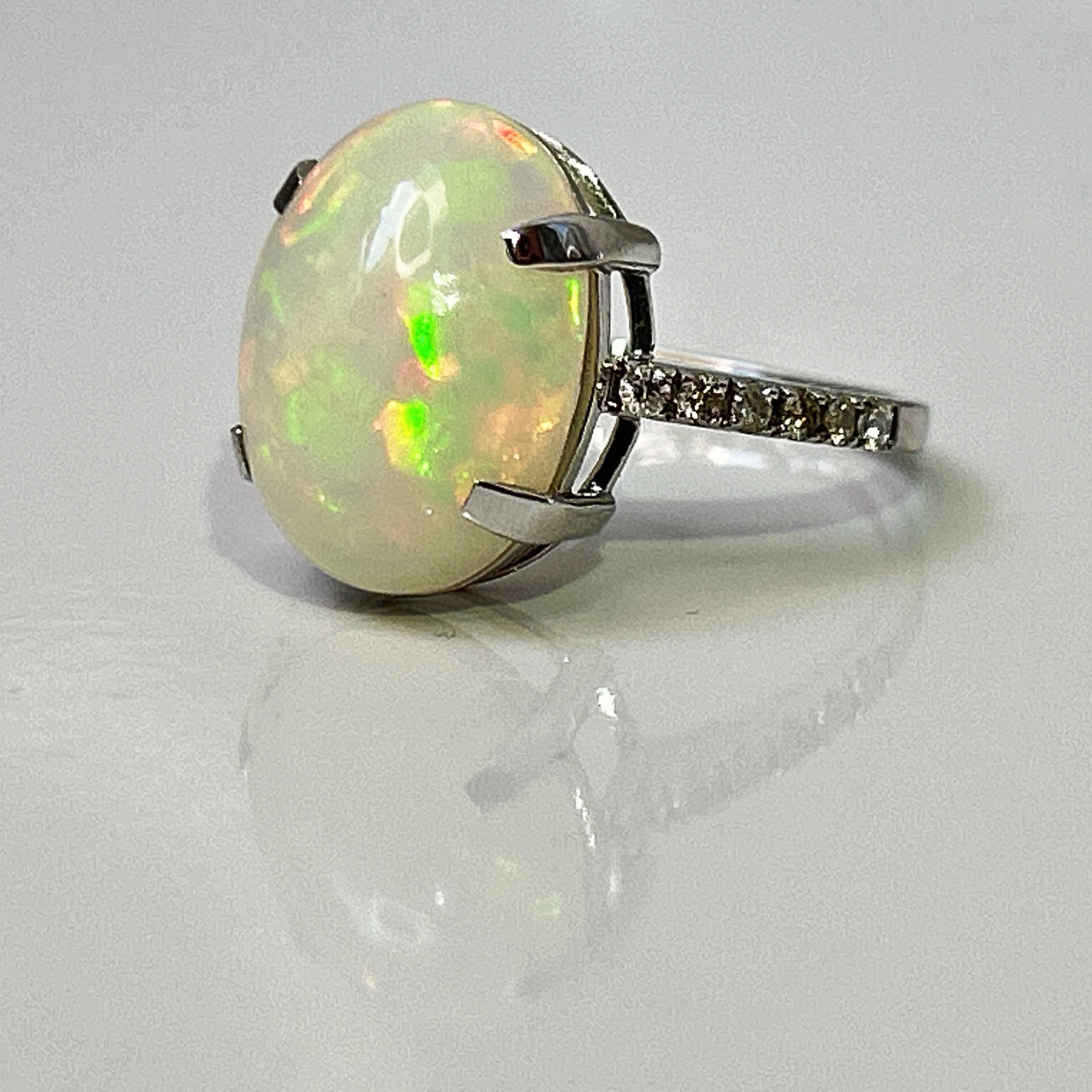 Beautiful Natural Opal 3.86 CT Ring With Natural Diamond and 18k Gold