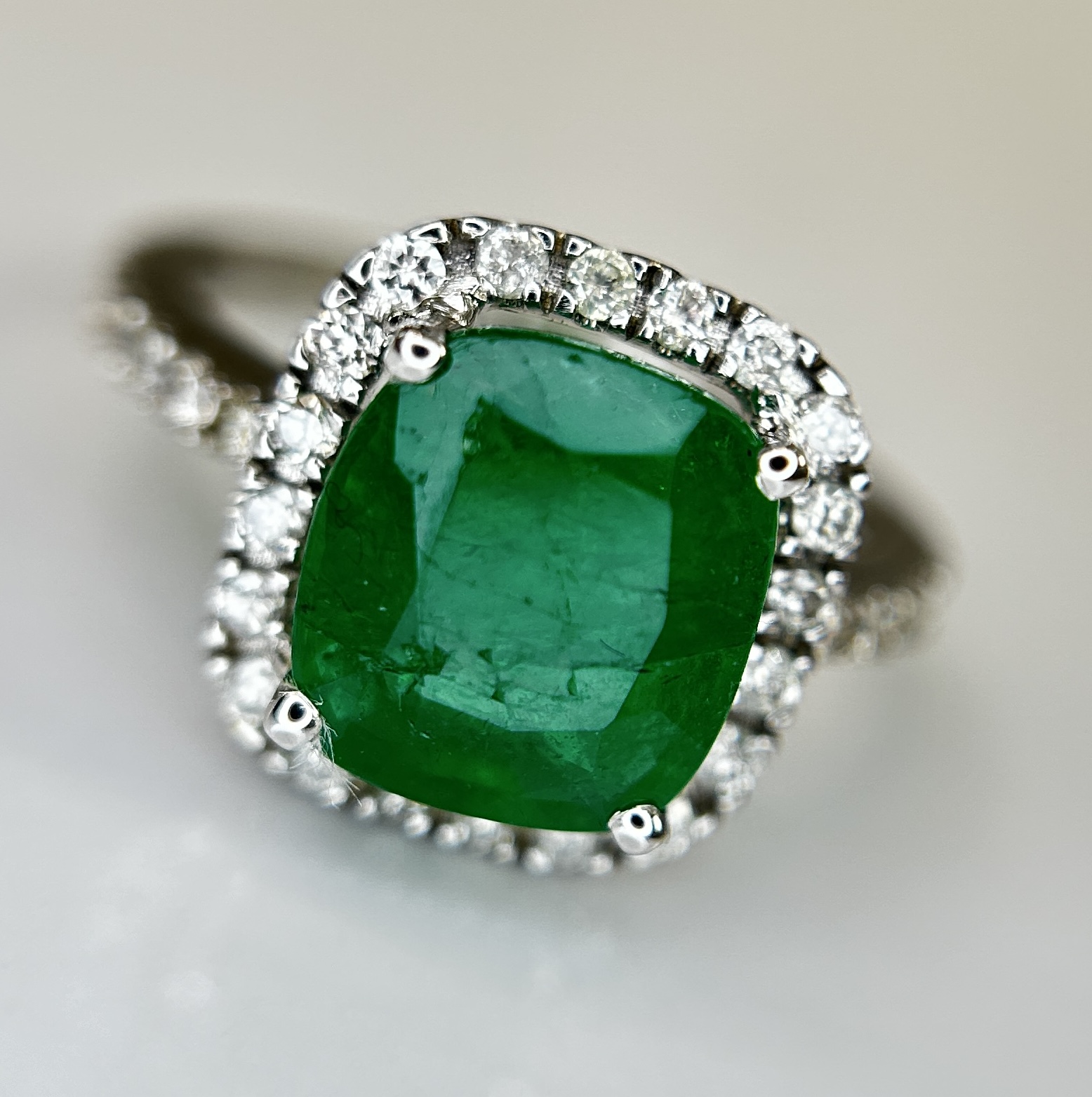 Beautiful Natural 2.81ct Emerald With Natural Diamonds & 18k Gold