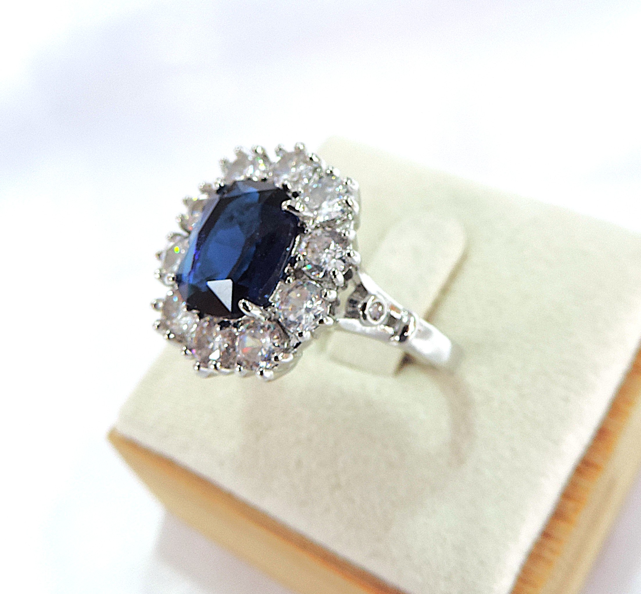 7.5 Carat Blue & White Zircon Gemstone Ring 'NEW'