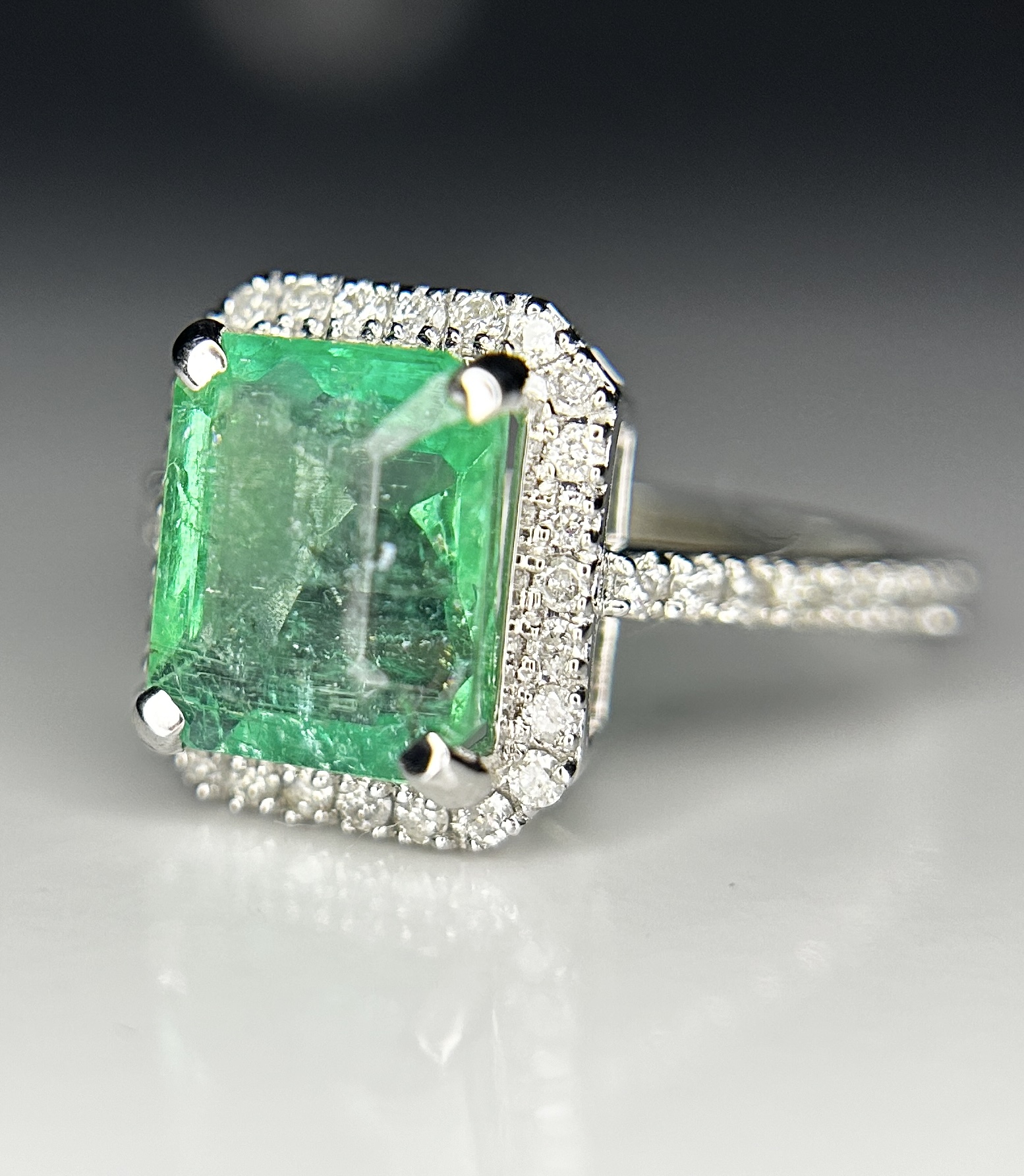 Beautiful 2.59ct Natural Columbian Emerald With Natural Diamonds & 18k Gold