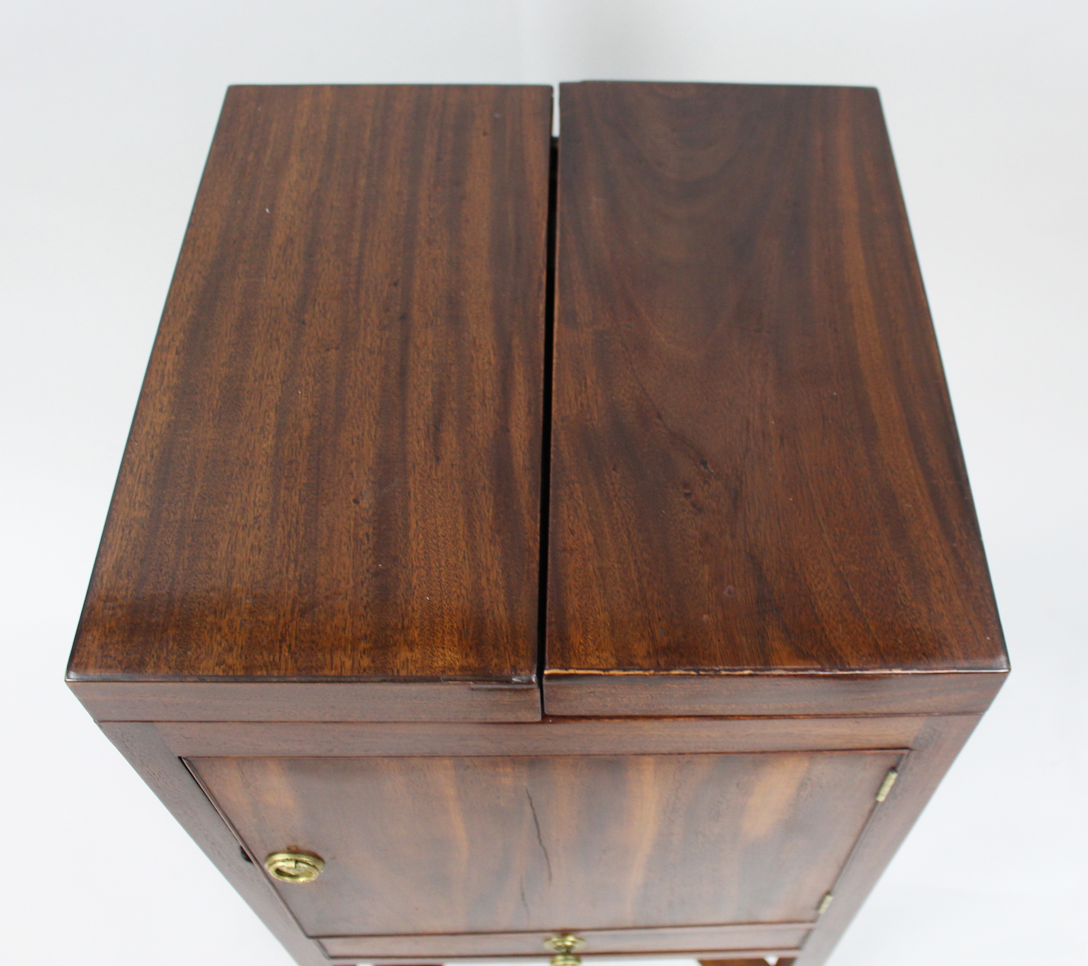 George III Mahogany Vanity Stand