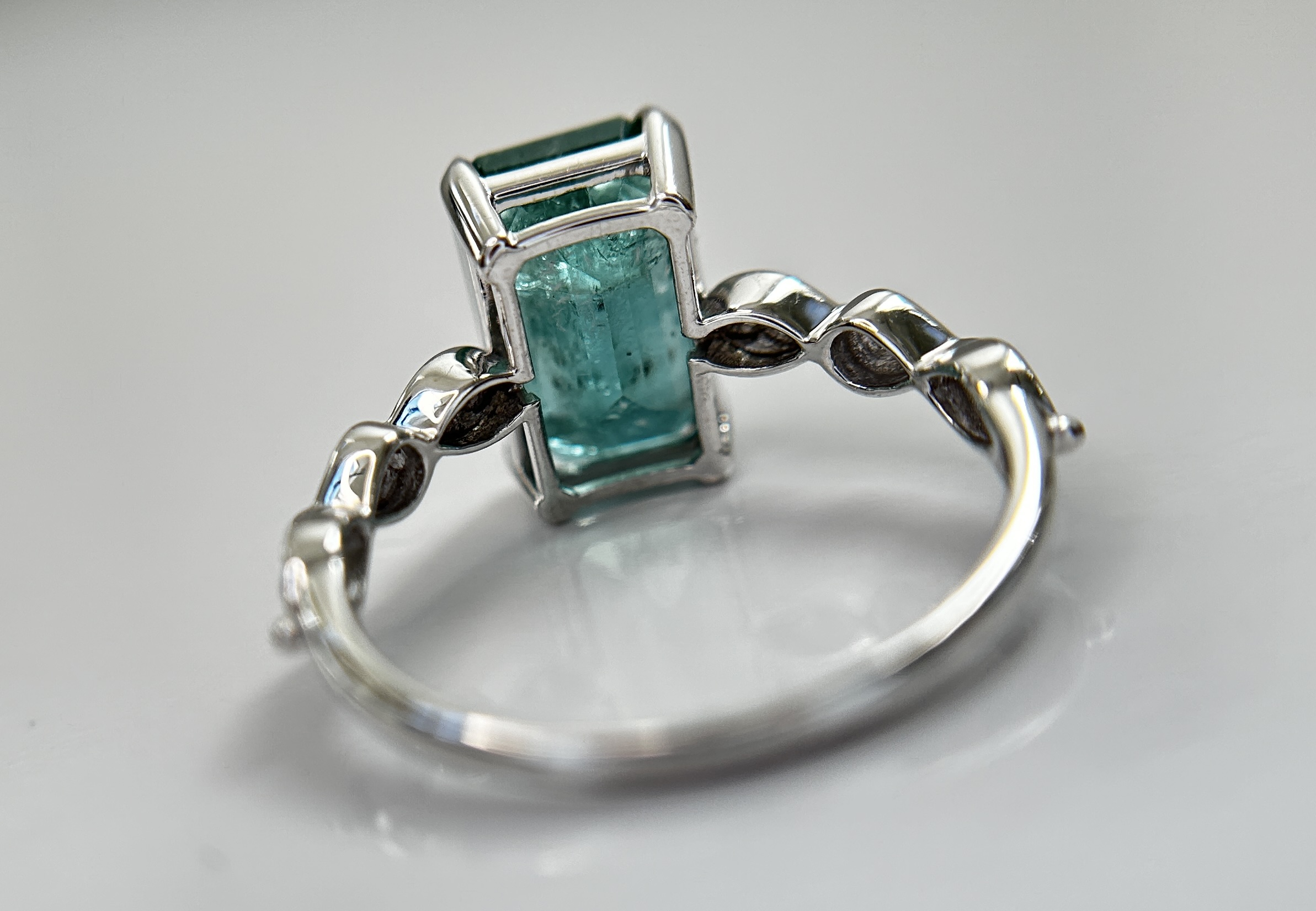 Beautiful Natural Emerald 3.97CT With Natural Diamonds & 18k Gold