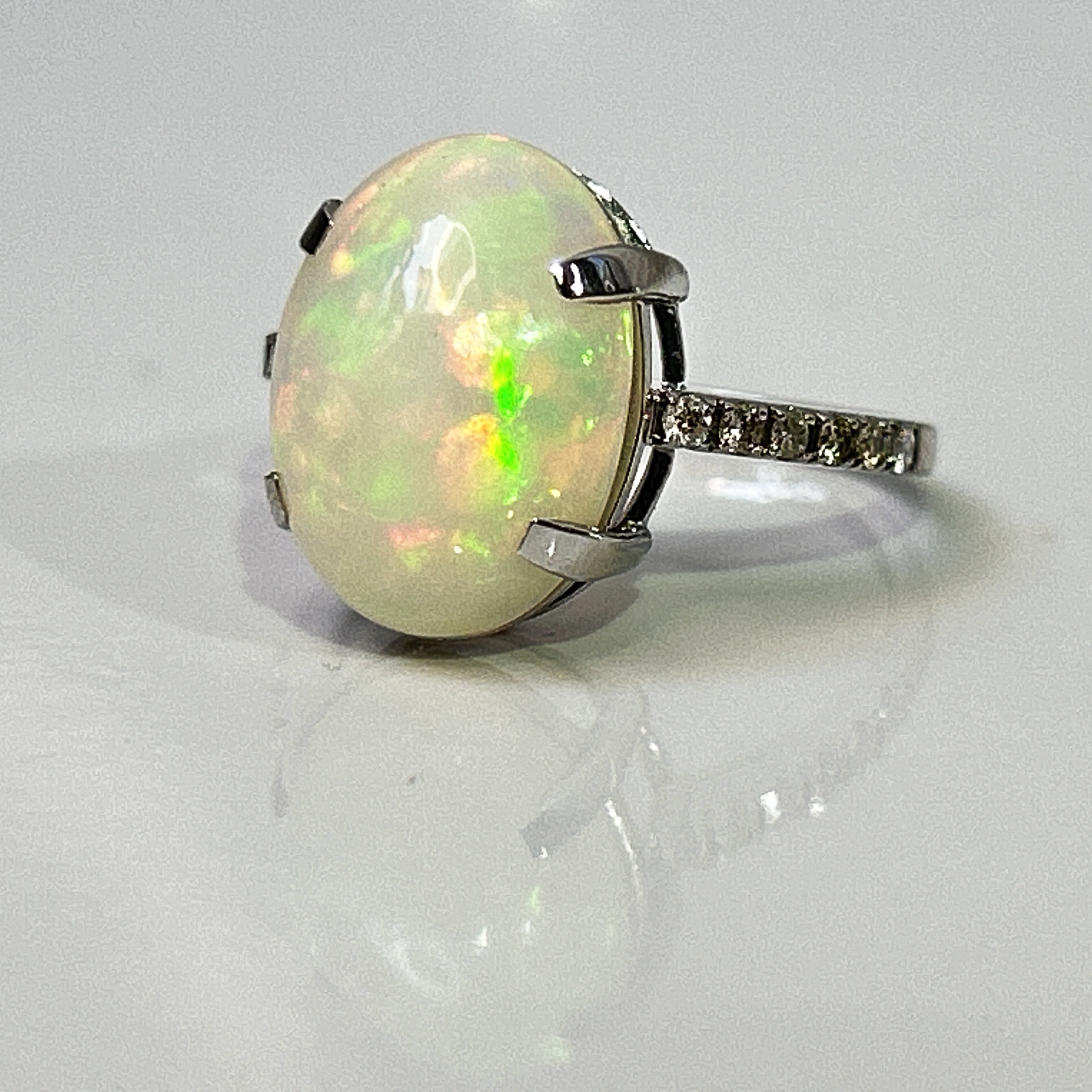 Beautiful Natural Opal 3.86 CT Ring With Natural Diamond and 18k Gold