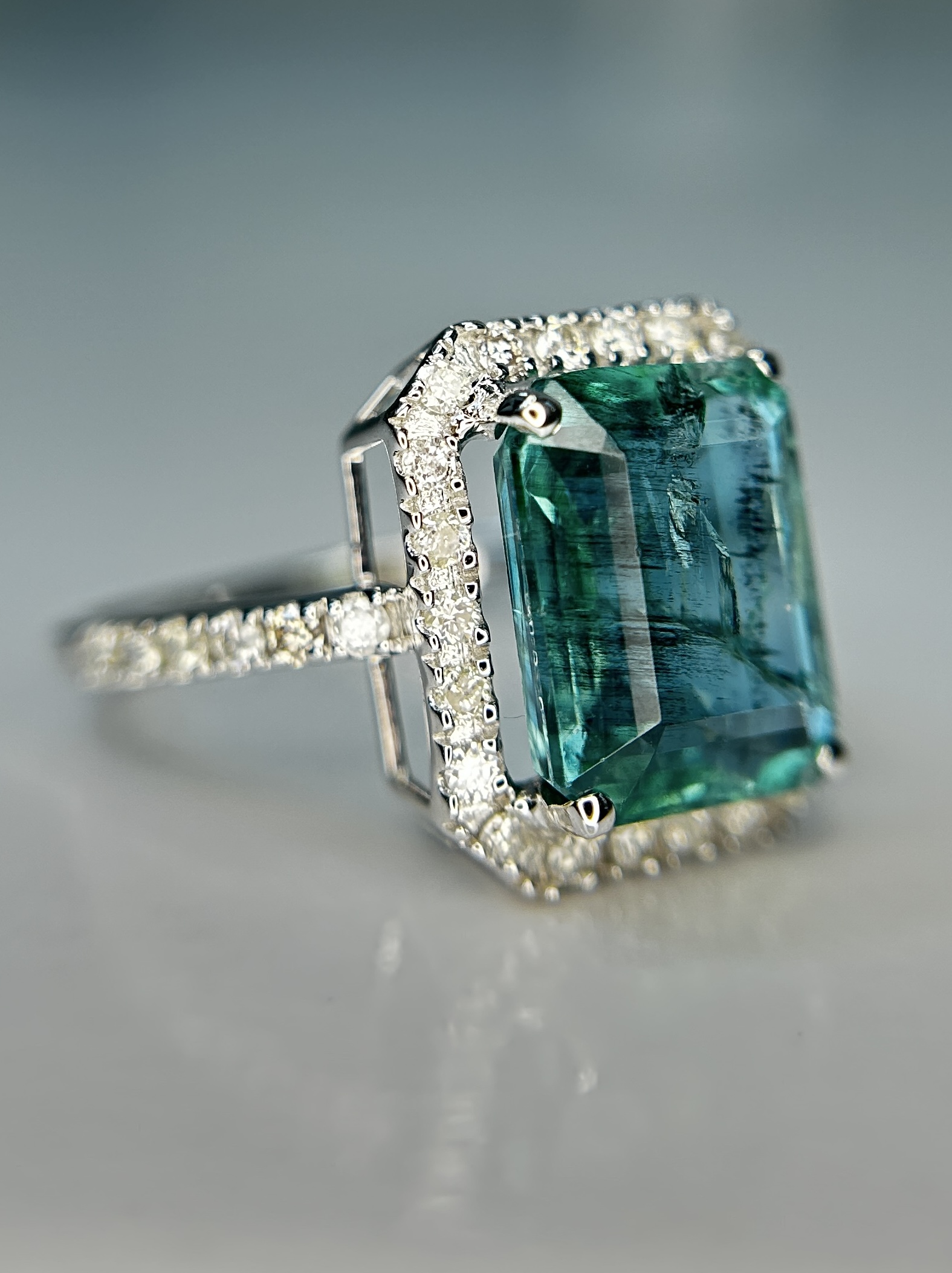 Beautiful Natural Emerald 4.27 CT With Natural Diamonds & 18k Gold
