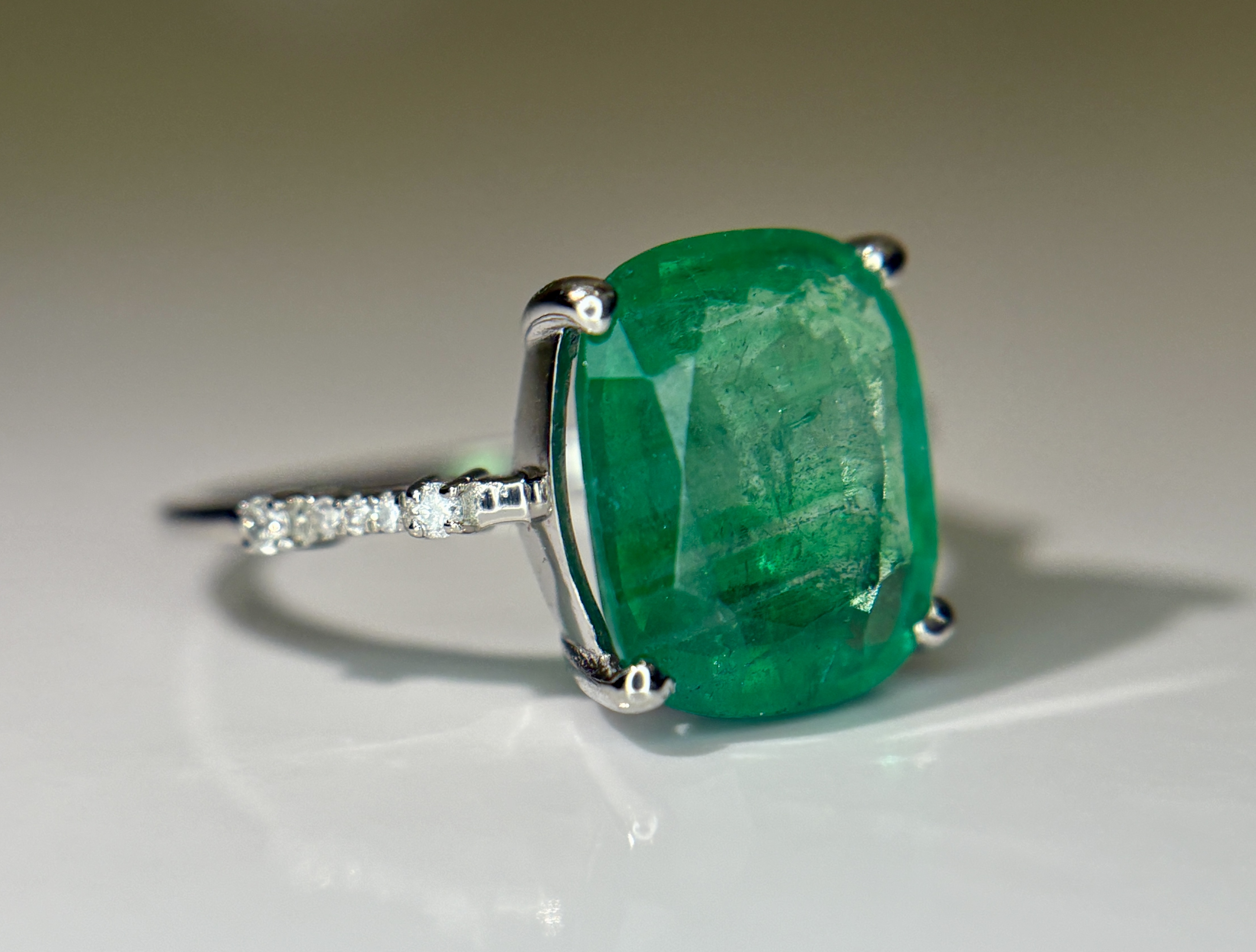 Beautiful 3.40 CT Natural Emerald Ring With Natural Diamonds & Platinum 950