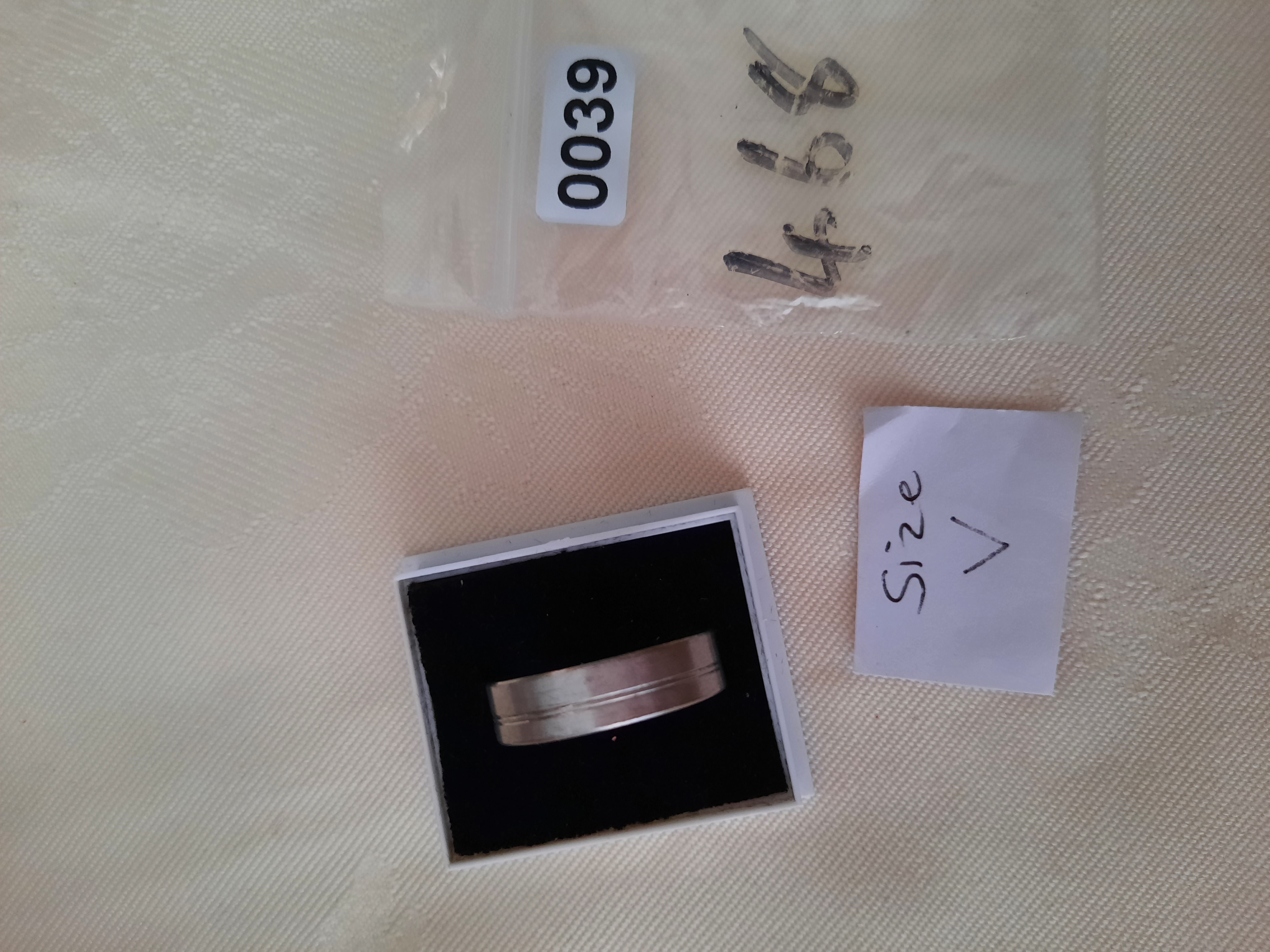 Sterling silver men's 6 mm 6 mm wedding band.  RRP £89