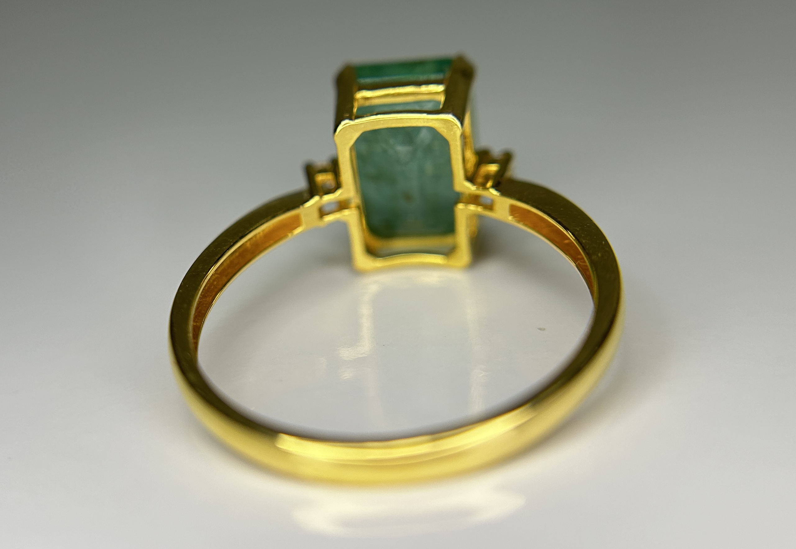 Beautiful Natural Emerald 3.51 CT With Natural Diamonds & 18k Gold