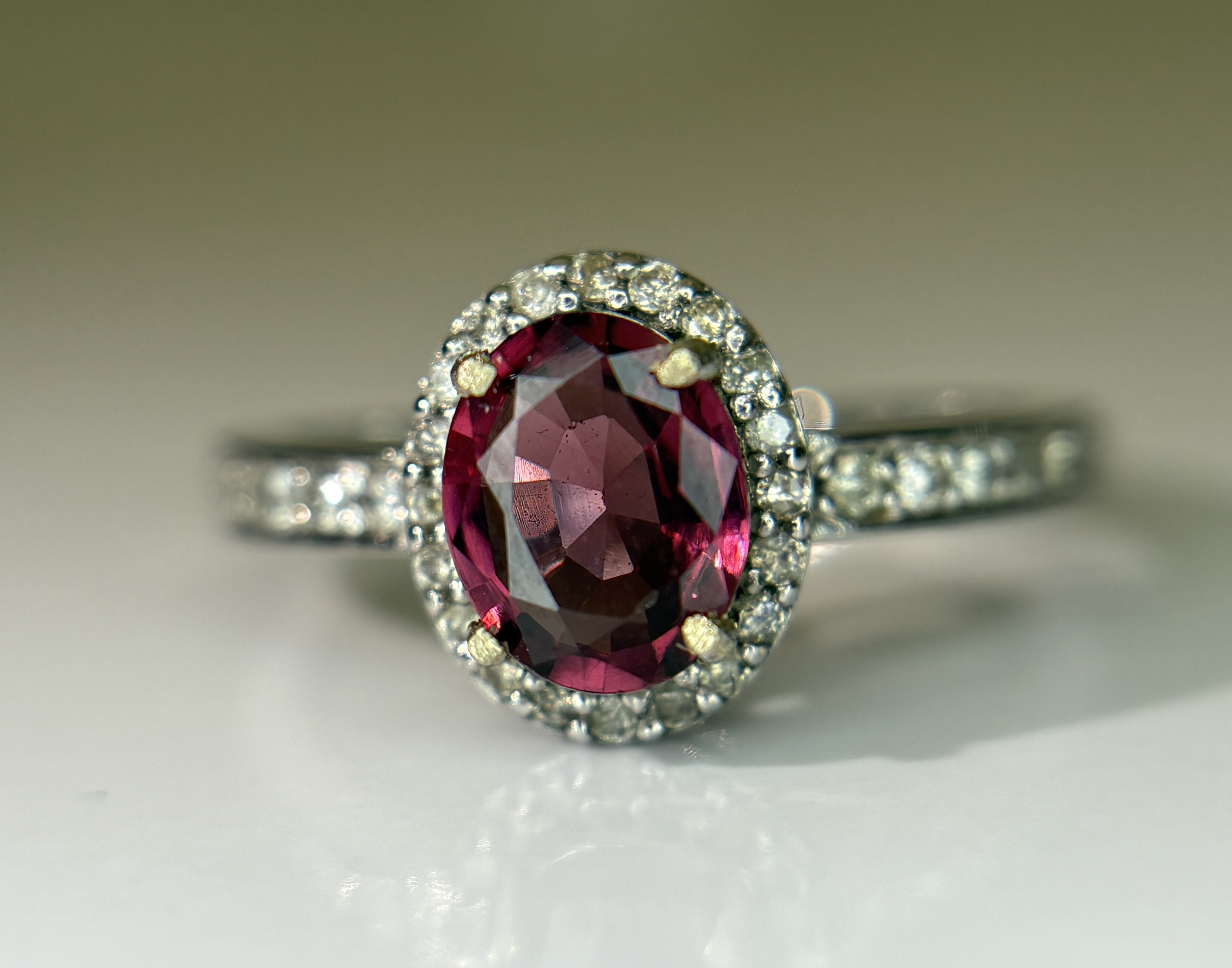 Beautiful Natural 1.00 Ct Spinel Ring With Diamonds and 18k Gold