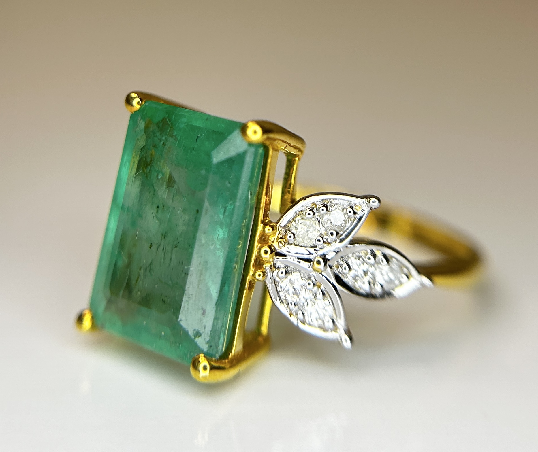Beautiful Natural Emerald 4.32 CT With Natural Diamonds & 18k Gold