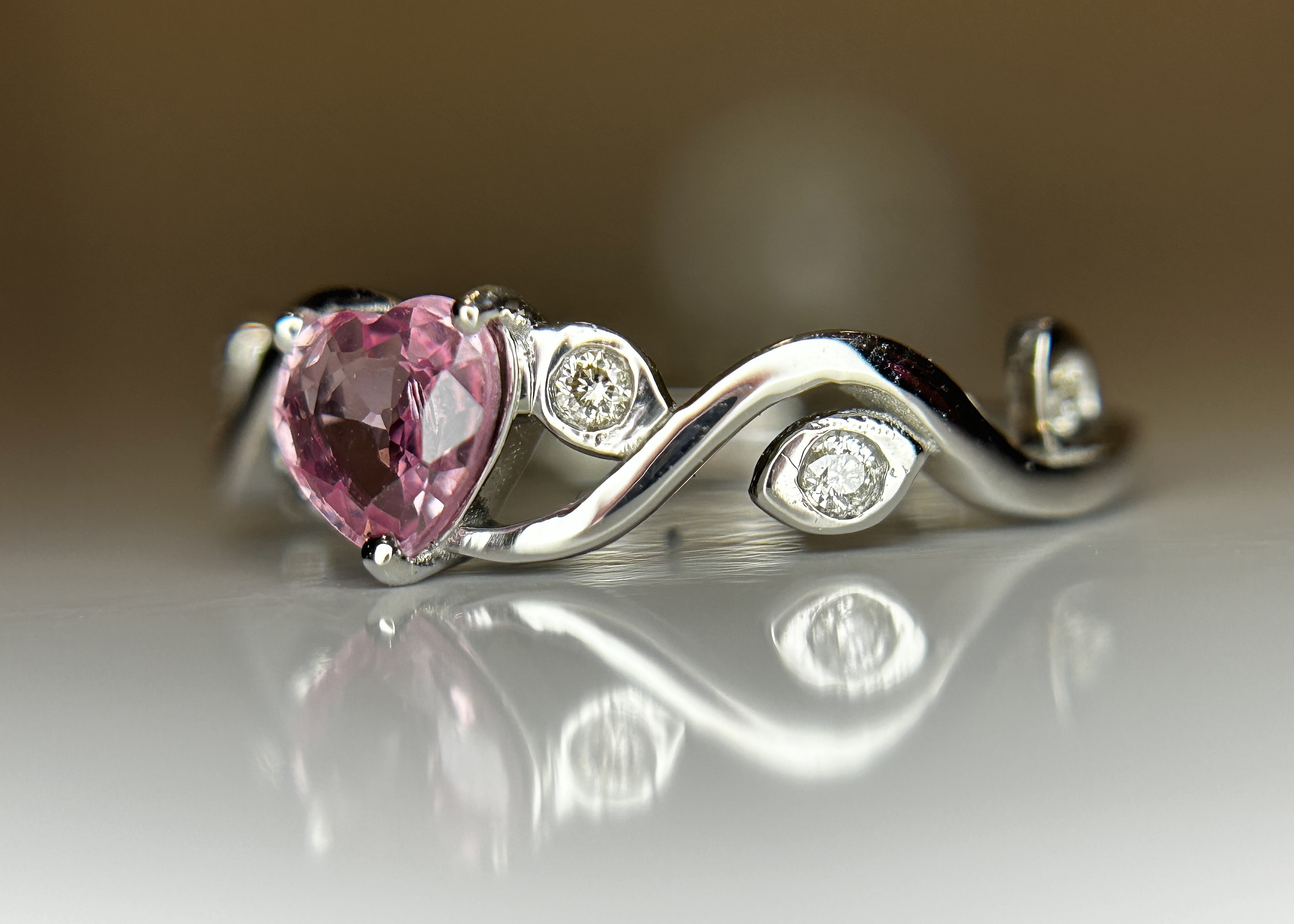 Beautiful 0.48ct Heart Shape Unheated Ceylon Pink Sapphire Diamonds & 950 Platinum