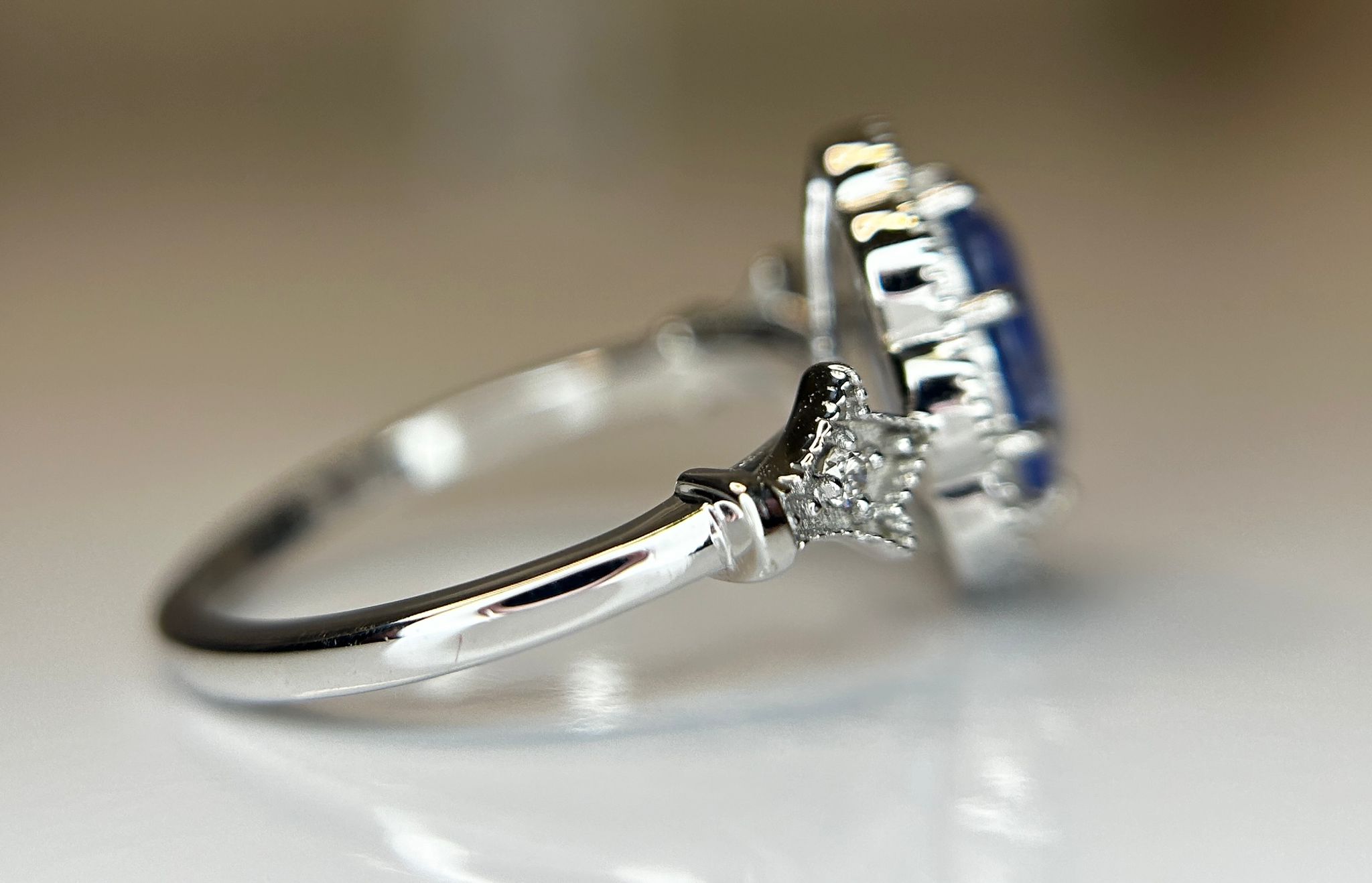 Beautiful 1.74 CT Natural Ceylon Blue Sapphire Diamonds & 18k Gold