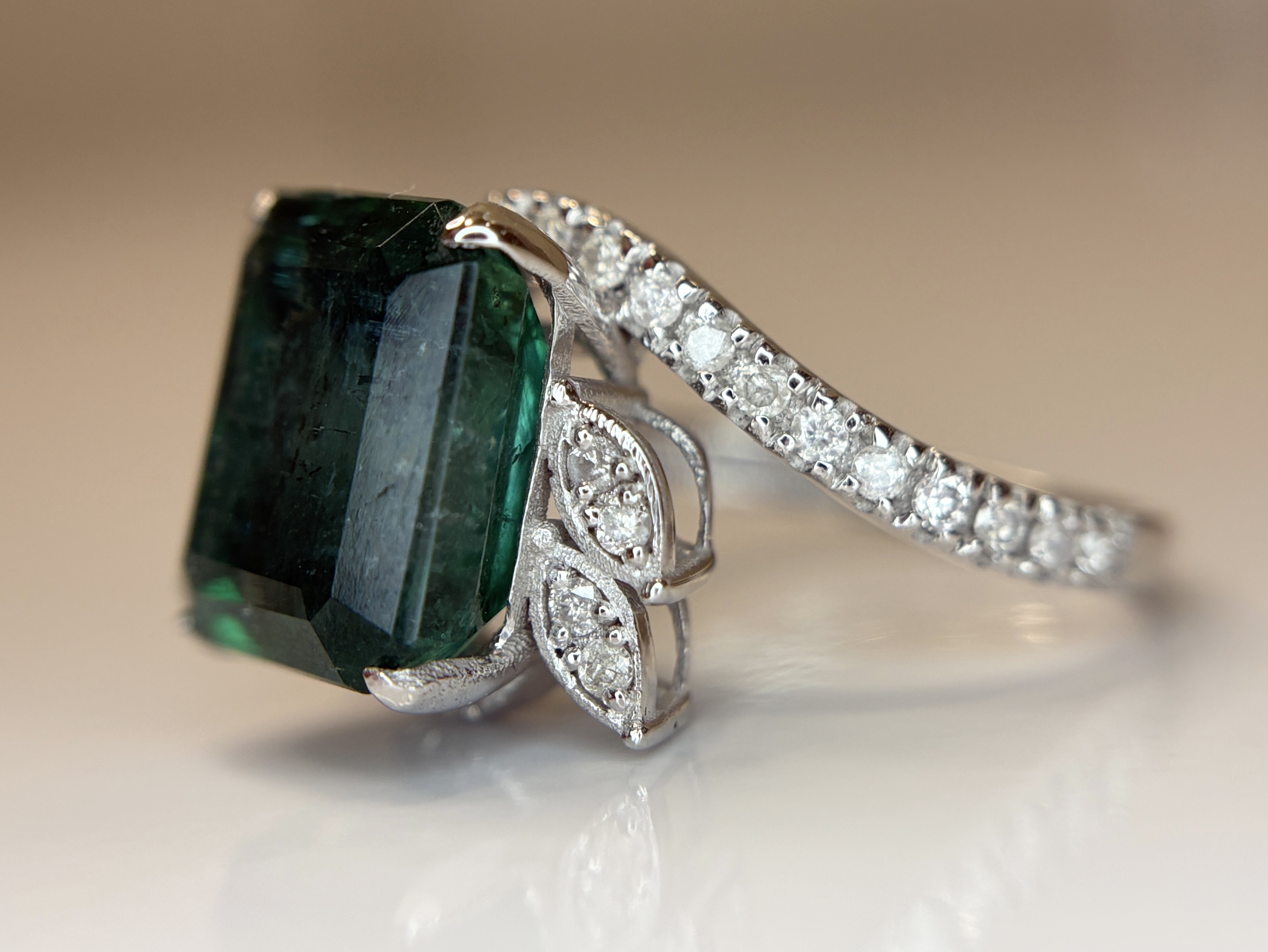 Beautiful 5.45 CT Natural Emerald With Natural Diamonds & 18k Gold